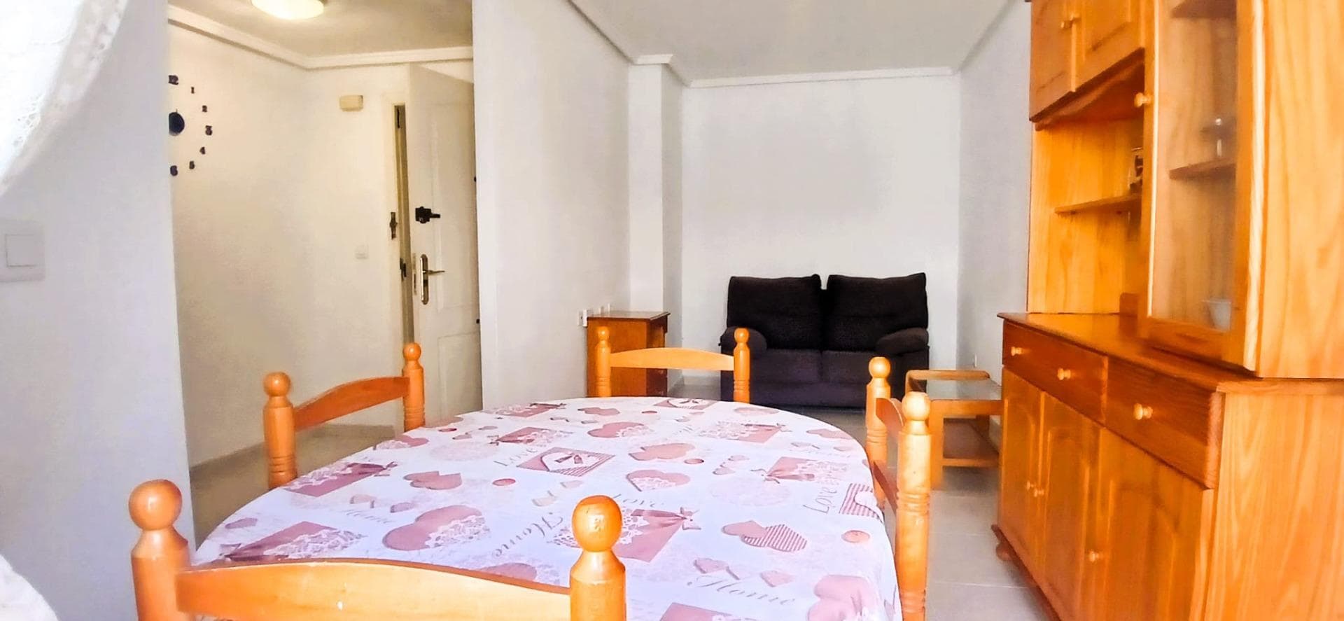 For sale: charming apartment located on Calle Almudena nº 60, Torrevieja, just 400 meters from Playa del Cura and surrounded by all essential services: La Loma Health Centre, Court of First Instance nº 2, bus station, senior residence, Guardia Civil, taxi rank, and a wide variety of shops and restaurants. Situated on the 4th floor of a building with lift, the property offers 55 m² distributed as follows: 2 bedrooms 1 full bathroom Independent kitchen Entrance hall Bright living-dining room Terrace with side sea views The apartment is sold fully furnished and ready to move into. 💶 Price: €109,000 An excellent opportunity as a permanent residence, holiday home, or investment on the Costa Blanca.