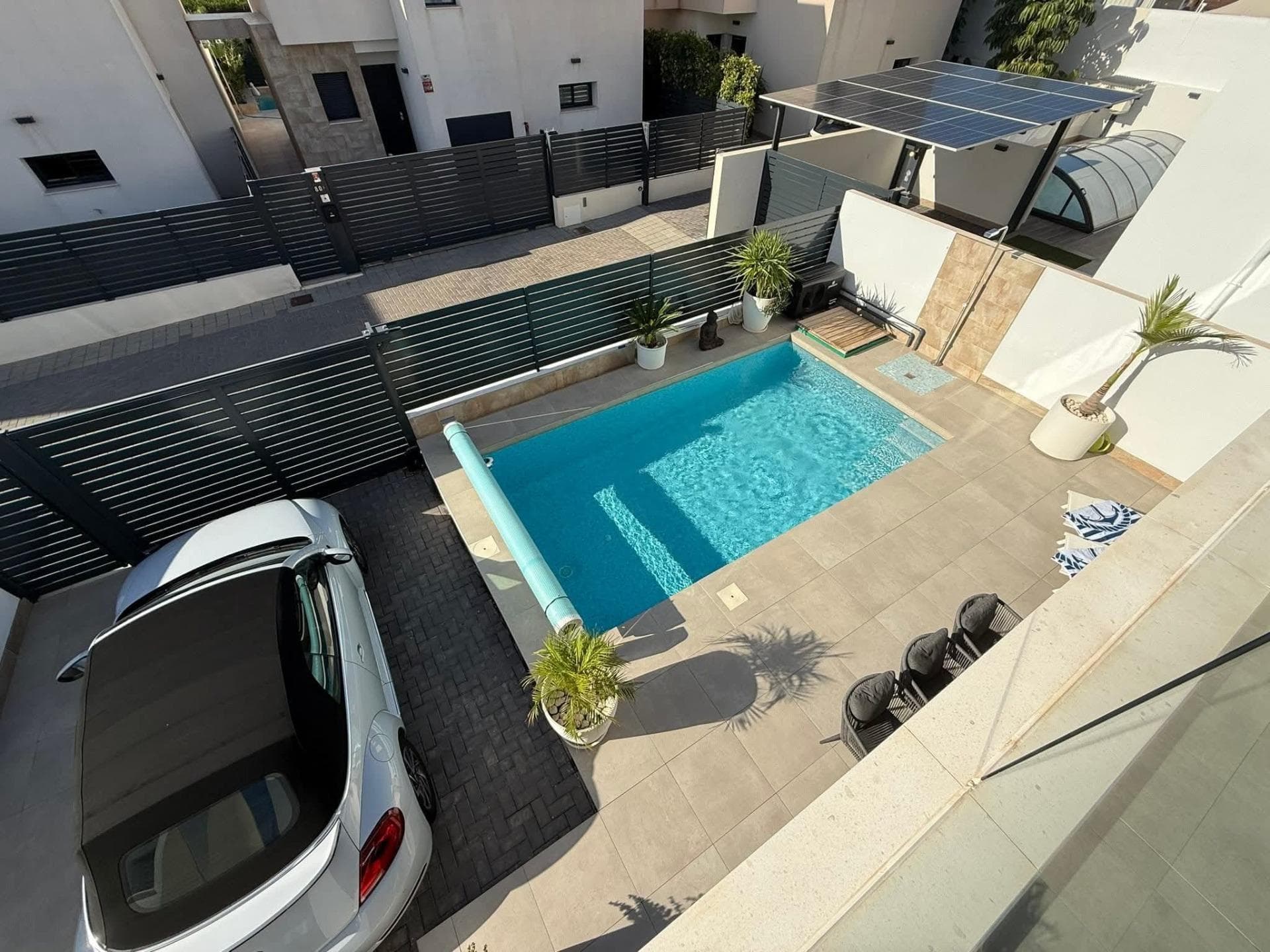 Discover this stunning modern villa built in 2022, ideally located in Los Montesinos, Costa Blanca. Designed for comfort and style, the property enjoys a south-facing orientation, ensuring natural light throughout the day. The villa features a double-height living room that creates a bright and airy atmosphere, a private heated swimming pool, and modern conveniences such as electric awnings and an automatic car gate. Delivered in like-new condition, the home comes fully furnished and finished with high-quality materials, ready for immediate enjoyment. Whether as a permanent residence, holiday retreat, or rental investment, this villa offers exceptional value. Property Details: 120 m² built area 3 bedrooms, 3 bathrooms Private heated pool Double-height living room Electric awnings & car gate Fully furnished, excellent condition Built in 2022 – modern design 💰 Price: €429,900 📍 Location: Los Montesinos, Costa Blanca