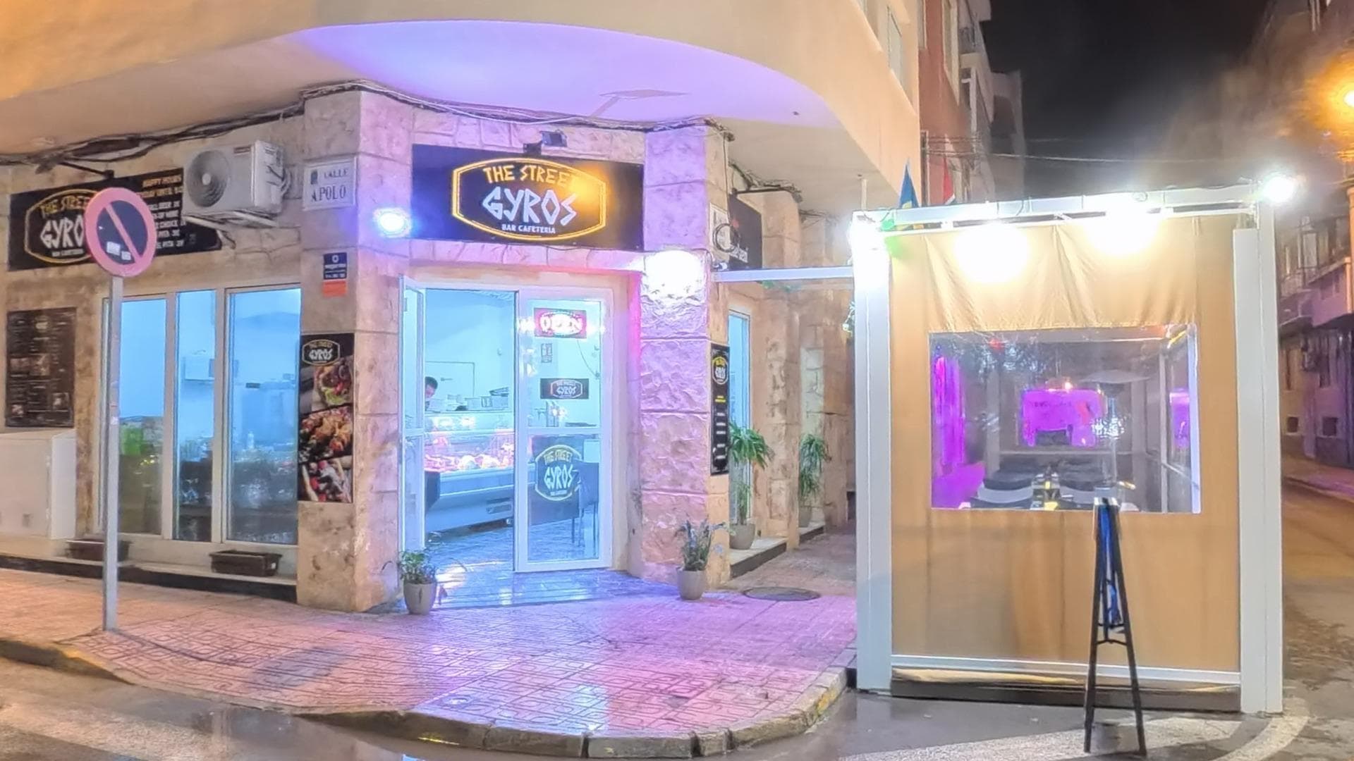 A highly attractive investment opportunity, rarely available at this price level, consisting of a fully operational restaurant located right in the city center, in an area with very high pedestrian traffic throughout the day and night. The premises offer excellent visibility, a strategic location and a flexible concept, ideal for immediate operation or rebranding. 📍 Location & key advantages: ✔️ Established city center, active commercial area ✔️ Constant pedestrian flow, tourists and locals ✔️ Excellent visibility (corner / prominent façade) ✔️ Licensed outdoor terrace, perfectly integrated into the pedestrian zone 🏢 Layout & spaces: Bright and modern indoor dining area Well-organized service area, ideal for high turnover Fully equipped professional kitchen, independent Generous storage areas Restrooms compliant with regulations Efficient workflow for staff and customers 🔧 Equipment included: Professional kitchen with industrial extraction Commercial refrigerators and freezers Refrigerated display units Fully equipped bar Electrical and ventilation systems in compliance Indoor and outdoor furniture included 🪑 Condition & operation: Property in very good condition, ready to operate No major investment required Suitable for multiple concepts: international restaurant premium street food urban bistro gastro-bar franchise 👌 Ideal for: Investors seeking fast returns Experienced HoReCa operators Brands requiring a central location Direct operation or future resale (business flip) 📄 Business transfer carried out in accordance with Spanish legislation, including transfer of operating rights and continuation of the lease agreement. 📞 For further information, full documentation and viewings, please contact us directly. Outstanding price for a prime central location with strong potential. A solid investment for serious and decisive buyers.