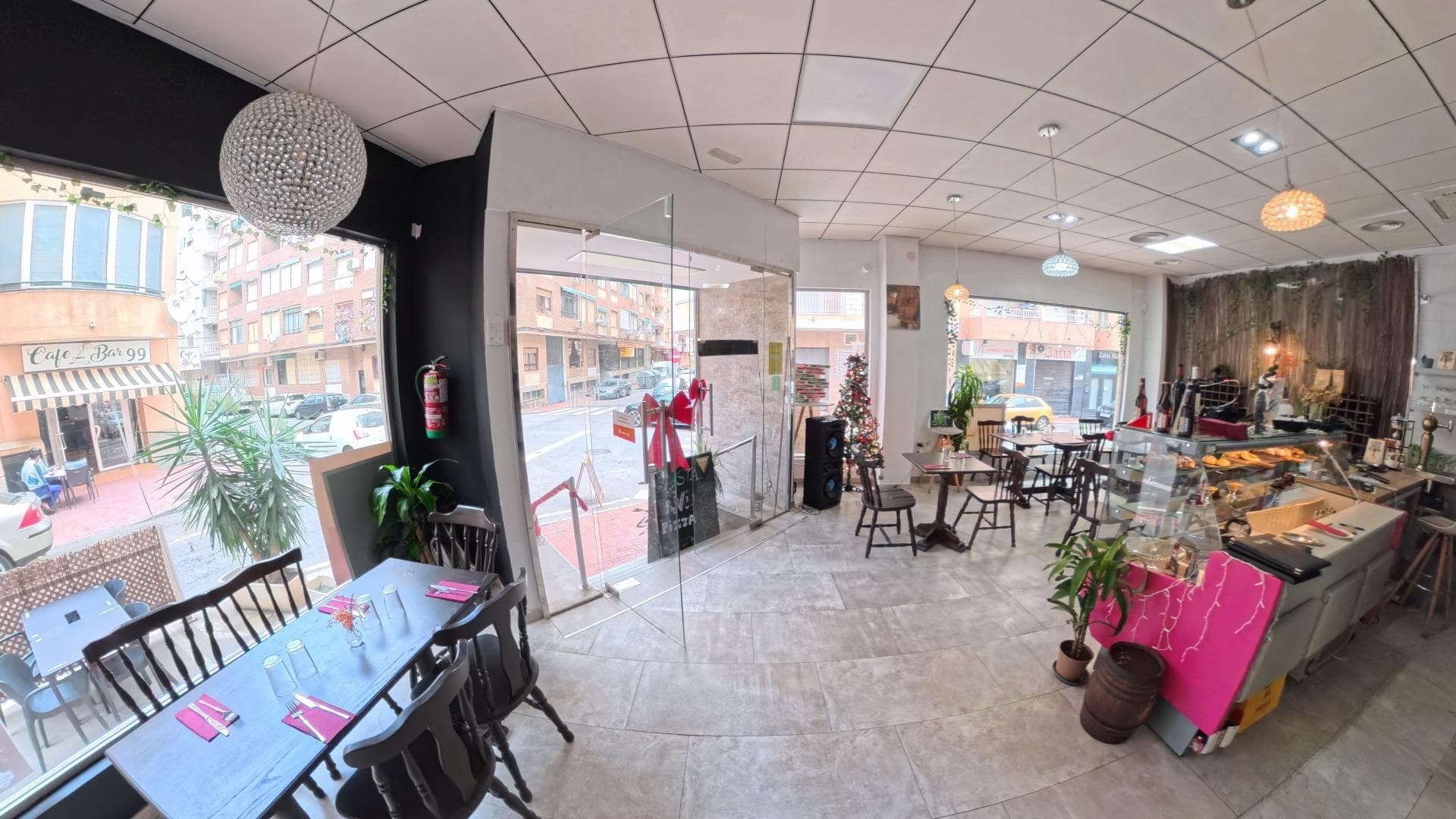 An excellent turnkey business transfer opportunity, ideal for a pizzeria, Italian restaurant, bistro or full-service café, located on a street corner, offering maximum visibility and abundant natural light. The premises feature two glass-fronted façades, a strategic location in an active urban area, and an already operational concept. 📍 Key features: ✔️ Corner location, with strong visibility and pedestrian traffic ✔️ Licensed outdoor terrace, ideal for increasing turnover ✔️ Spacious and bright dining area, with large windows ✔️ Fully equipped, independent professional kitchen ✔️ Bar area / refrigerated display, ideal for desserts, coffee and takeaway ✔️ Well-distributed space with efficient customer and staff flow 🍽️ Kitchen & equipment: Professional pizza oven Cooker and industrial extraction hood Large-capacity commercial refrigerators Compliant storage areas Fully operational equipment included 🪑 Condition & fit-out: Property in very good condition, modern, clean and well maintained Furniture included Neutral design, easy to adapt to any food concept Ready for immediate operation, no major additional investment required 👌 Ideal for: Pizzeria / Italian restaurant Urban bistro Café with kitchen Brunch concept or neighborhood restaurant First-time operators or budget-conscious investors 📄 Business transfer completed in accordance with Spanish legislation, including transfer of operating rights and continuation of the existing lease. 📞 For further information and viewings, please contact us directly. An extremely attractive price for a fully equipped corner venue with terrace and functional kitchen.