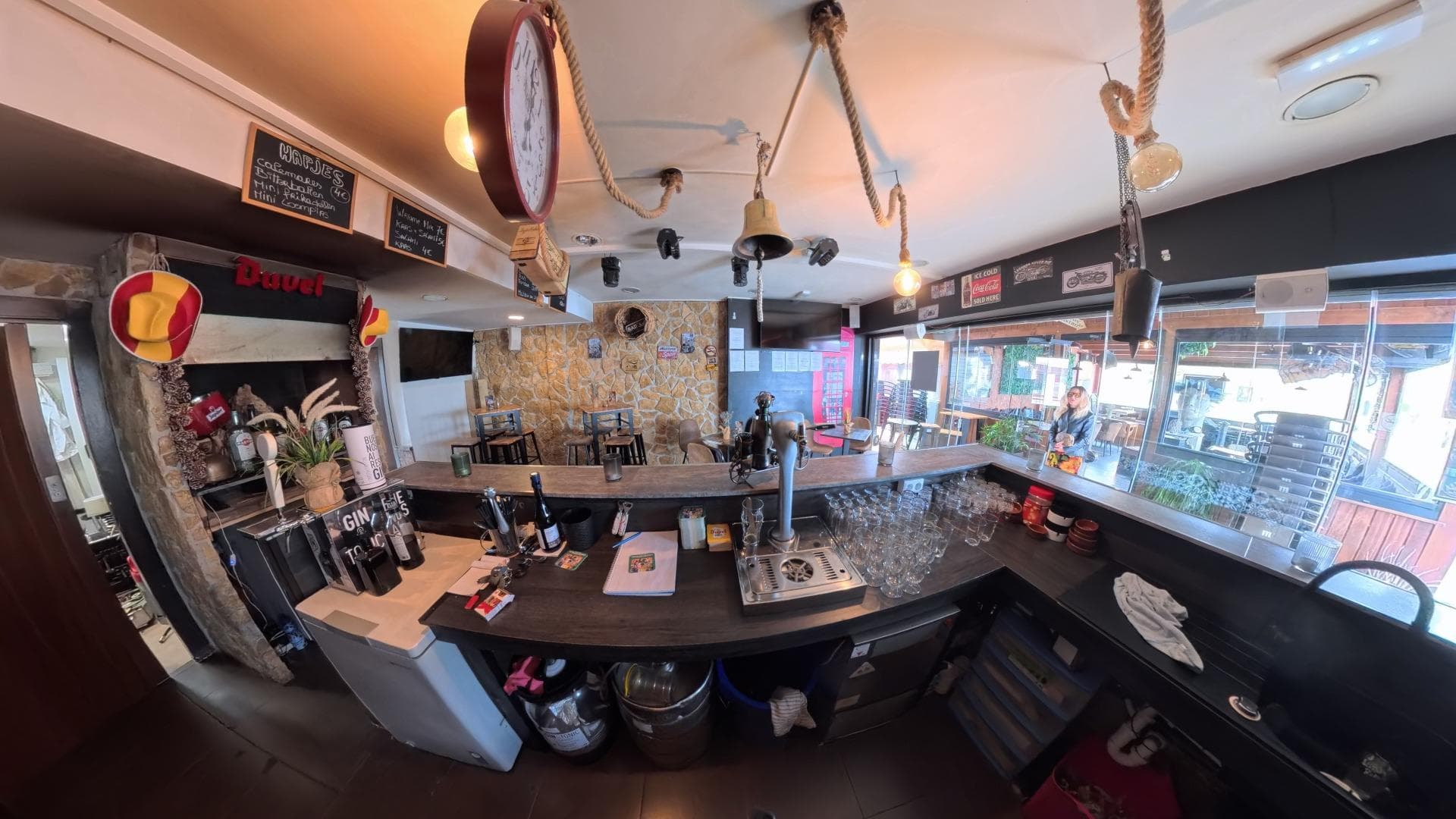 An excellent turnkey business opportunity in an area with strong visibility and steady foot traffic, ideal for a bar, bistro or casual restaurant. Bar is a venue with character, fully fitted and operational, ready for immediate use with no additional investment required. 📍 Key features: ✔️ Fully equipped bar, with professional counter and efficient service area ✔️ Functional kitchen, equipped for food service ✔️ Welcoming indoor dining area, rustic-modern design with natural stone walls and quality furniture ✔️ Large outdoor terrace, a strong commercial asset, ideal for daily service and events ✔️ Well-organized layout with logical workflow ✔️ Warm atmosphere and original décor, easily adaptable to different concepts (wine bar, cocktail bar, tapas, bistro, etc.) 🪑 Condition & equipment: Property in very good condition, well maintained and fully operational Furniture included in the transfer Existing bar, kitchen and storage installations No major renovation required 👌 Ideal for: Entrepreneurs looking to start quickly Investors seeking immediate returns Bar, tapas, brunch, cocktail bar or small-to-medium restaurant 📄 Business transfer in accordance with Spanish legislation, including transfer of operating rights and continuation of the lease. 📞 Contact us for further details, documentation and viewings. A venue with real potential in a proven location.