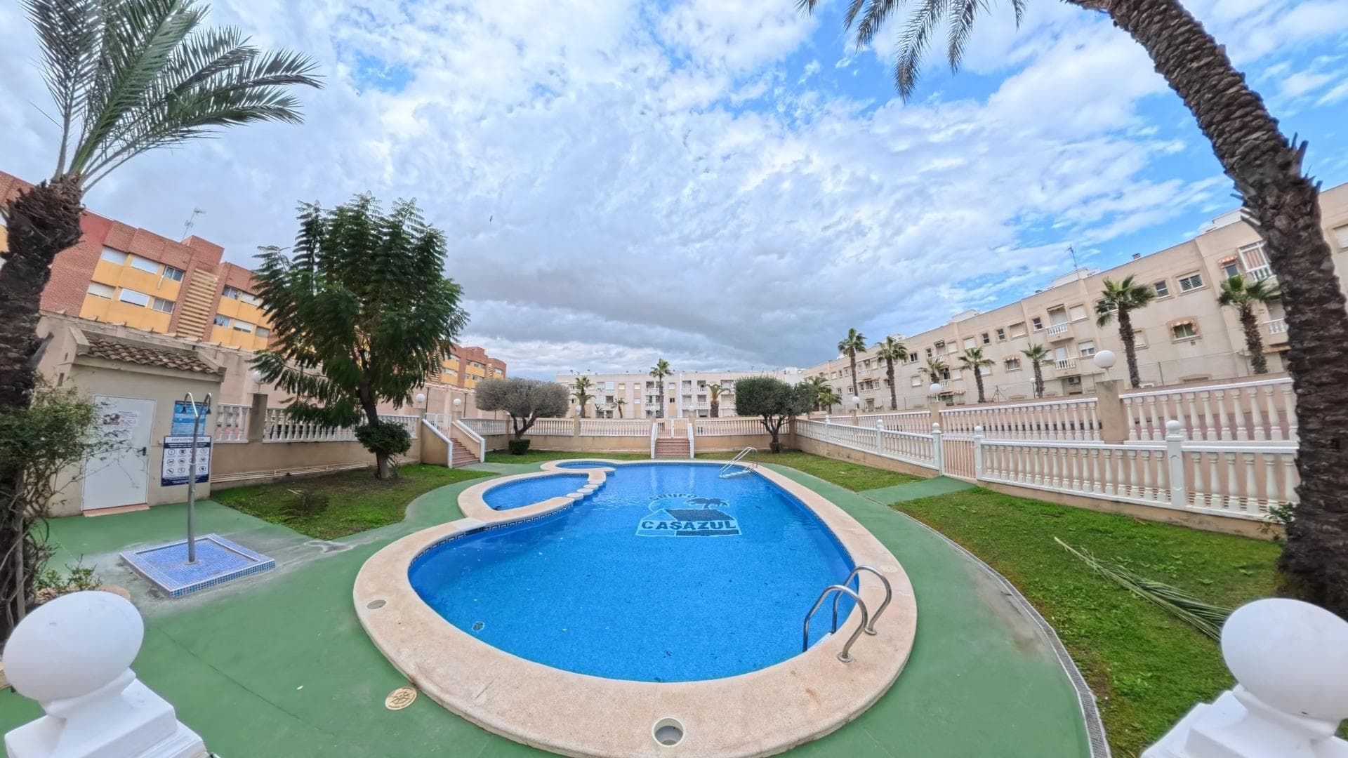 Se ofrece este apartamento luminoso y bien distribuido, ubicado en una urbanización cerrada en pleno centro de Torrevieja, ideal tanto como vivienda habitual, segunda residencia o inversión. Cuenta con 2 dormitorios, un salón acogedor con salida directa a una terraza privada, perfecta para disfrutar del clima mediterráneo. La cocina es totalmente funcional y el baño se encuentra en muy buen estado. Incluye garaje privado y trastero cerrado, una gran ventaja en esta zona céntrica. Además, dispone de acceso a la azotea comunitaria. La urbanización ofrece piscina comunitaria, pista de tenis, patio interior cuidado y acceso controlado, combinando tranquilidad y comodidad con una excelente ubicación cerca de todos los servicios. 🔑 Una propiedad muy completa en una de las zonas más demandadas de Torrevieja.