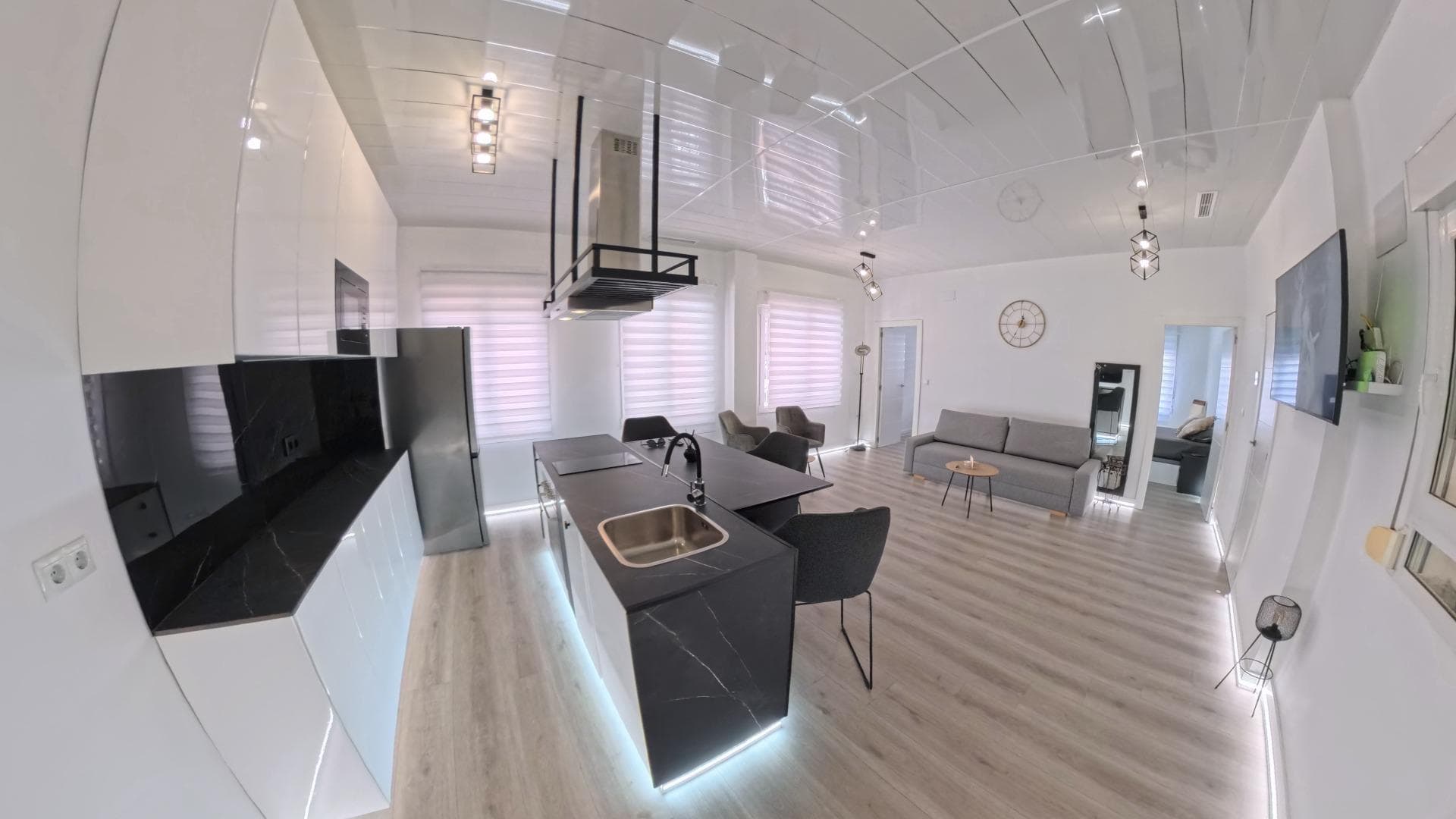 Fully renovated property with high-end finishes located just 200 meters from the beach in one of Torrevieja’s most sought-after areas. Perfect as a permanent residence or high-yield holiday rental investment. 78 sqm built / 57 sqm usable 2 bedrooms Modern open-plan kitchen with island Walk-in shower bathroom Private interior patio Ground floor – step-free access Recently fully refurbished Low running costs (IBI €250/year – Community €400/year) Excellent tourist rental potential due to location and accessibility.