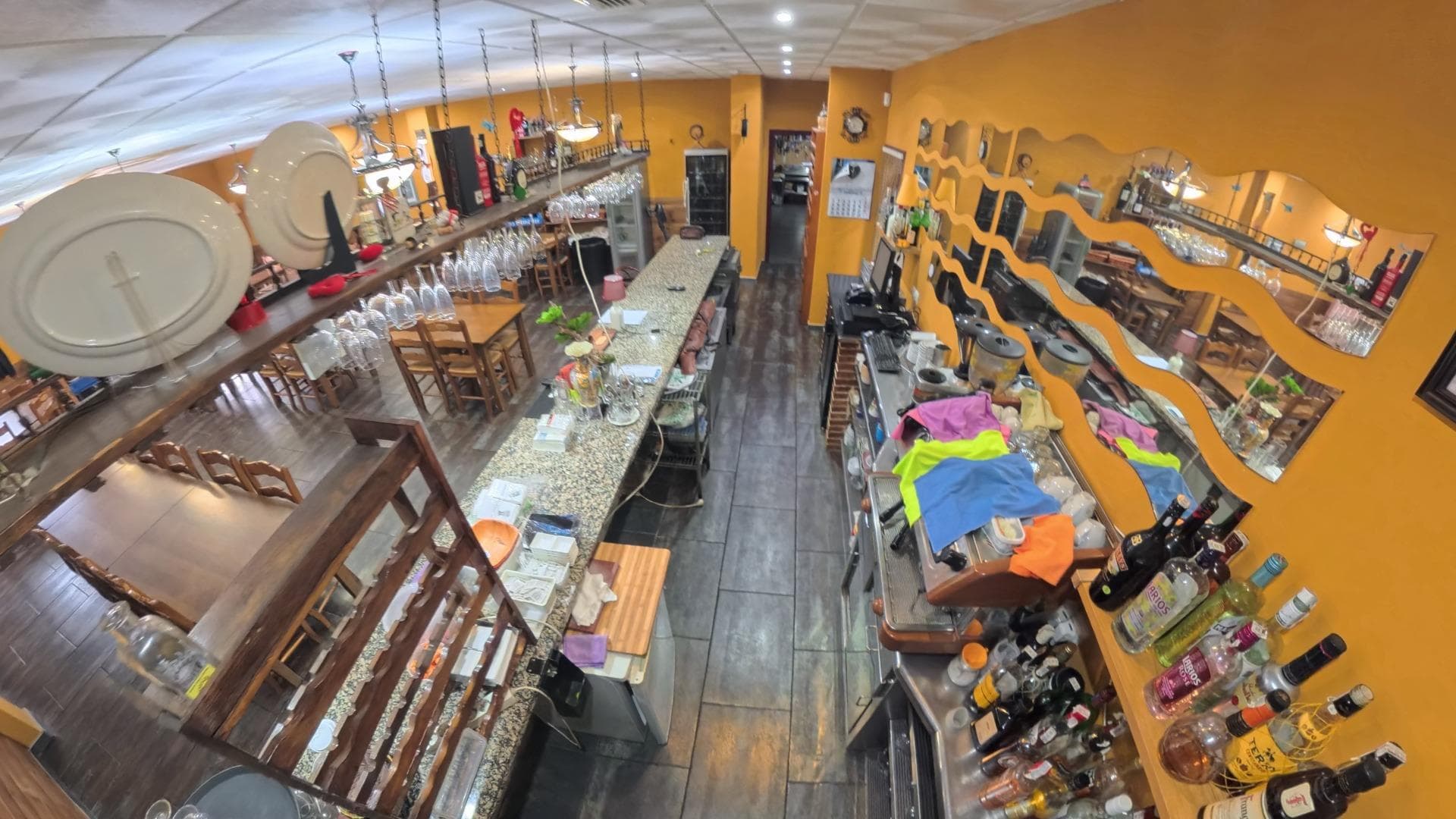 High turnover – Exceptional rent – Fully equipped Established restaurant for transfer in Campo Verde, located in a stable residential area with consistent year-round clientele. 📍 8 years operating at this location 📈 Strong and consistent turnover 📜 All licences up to date 👨‍🍳 Fully operational and equipped 🎯 Sale due to retirement The premises offer approximately 200 m² indoor space, including a spacious dining area for around 60 guests, fully equipped bar, professional kitchen with propane gas installation, cold storage and dedicated storage areas. Additionally, the property includes: • Private front terrace • Private rear terrace • Enclosed rear terrace • Outdoor seating for approximately 60 guests Total estimated capacity: 120 guests 💰 Monthly rent: €750 Exceptionally competitive for this size and setup. Business managed by experienced hospitality professionals and ready to operate from day one. 💰 Transfer price: €65,000 negotiable Further information available upon request and confidentiality agreement.