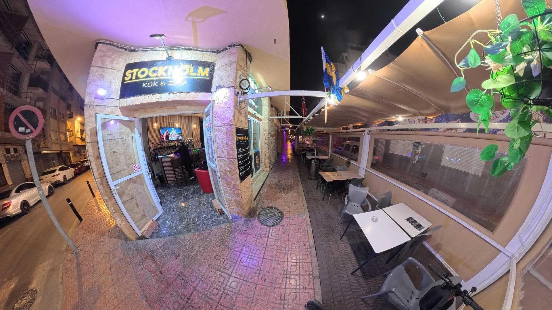 Modern and fully equipped bar-restaurant for transfer, located in a highly visible corner position, in an area with pedestrian traffic and just a short walk from the sea. The premises offer a stylish and welcoming atmosphere, with an attractive indoor bar and seating area, plus a covered side terrace that can be used throughout the year. Features include: fully installed bar covered and protected terrace large professional kitchen smoke extraction outlet industrial extractor hood generous storage space adapted toilet modern premises ready to continue operating immediately Thanks to its layout and equipment, the premises are suitable for almost any hospitality concept, including: restaurant gastro bar tapas venue burger restaurant café cocktail bar brunch concept international cuisine takeaway business Its main strengths are clearly the location, modern presentation, useful terrace area, large kitchen, and especially the added value of having smoke extraction, which makes the premises much more versatile for restaurant use. Transfer price: €74,900
