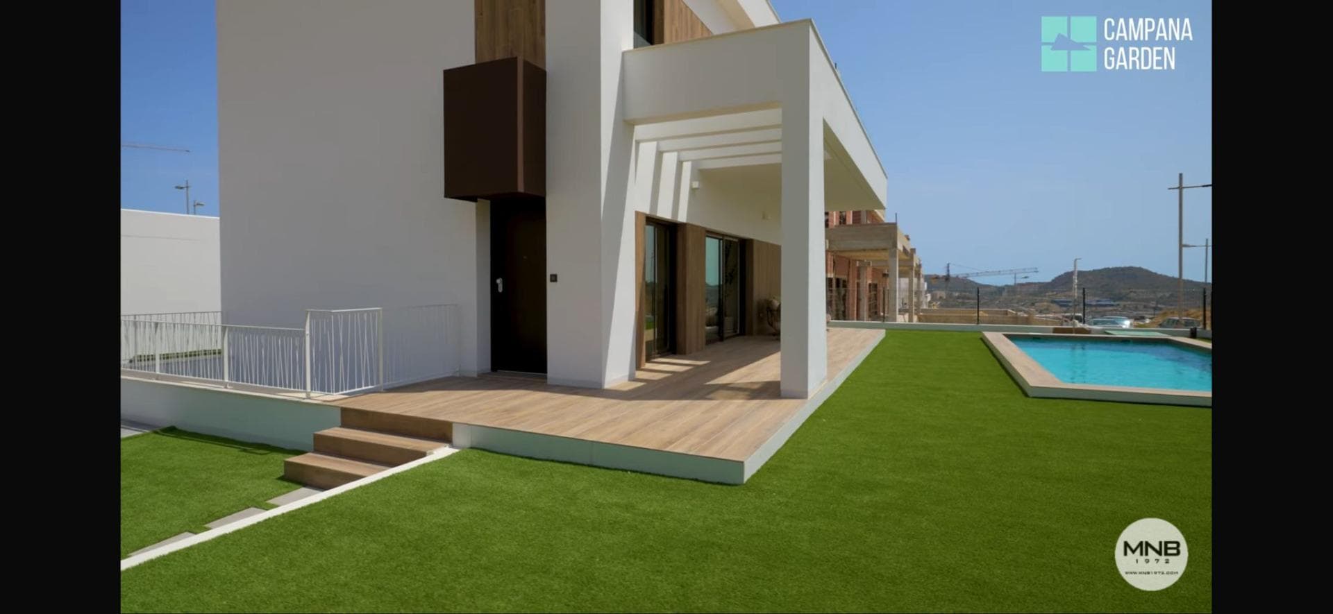 Ubicada en la privilegiada zona de Sierra Cortina, esta impresionante villa independiente se distingue por su diseño contemporáneo y funcionalidad. Con una superficie construida de 263 m² sobre una parcela que alcanza hasta los 400 m², cuenta con tres amplios dormitorios y tres baños completamente equipados. Su arquitectura abierta permite un flujo natural entre el interior y el exterior, optimizando la entrada de luz solar para crear espacios cálidos y acogedores. La propiedad incluye características excepcionales como una terraza panorámica ideal para disfrutar del paisaje mediterráneo, un sótano versátil que ofrece múltiples posibilidades según las necesidades del propietario e incluso un patio inglés que aporta luminosidad a sus áreas interiores. Además, existe la opción de personalizar acabados y distribuciones conforme al estilo particular del comprador. Cada detalle ha sido cuidadosamente seleccionado; desde materiales sofisticados hasta texturas armoniosas en colores neutros diseñadas para fomentar comodidad sin sacrificar elegancia. Esta villa no solo representa un hogar sino también un estilo de vida único donde se conectan naturaleza y modernidad.