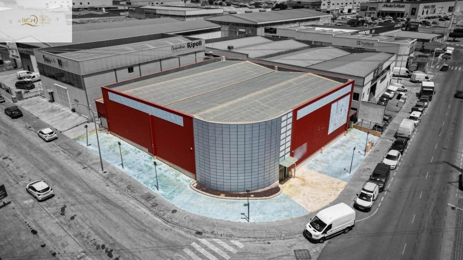 COMMERCIAL WAREHOUSE FOR SALE IN FINESTRAT A spacious commercial warehouse is offered for sale in the strategic industrial zone of Finestrat, ideal for various commercial and industrial activities. Built in 2003, this property has a total constructed area of ​​2,619 m² distributed across three functional floors, allowing for multiple uses. The versatile layout facilitates adaptation to the buyer's specific needs. Furthermore, there is the possibility of expanding the available parking area, providing convenience for both employees and customers. Its prime location guarantees easy access to main roads and nearby services, making it an attractive investment in the local real estate market.  GROUND FLOOR • Constructed area: 865 m² • Usable area: 865 m² • Access to floors 1 and -1 via elevator and stairs. • Power outlet • Fire exit FIRST FLOOR • Built area: 716 m² SECOND FLOOR • Built area: 723 m² • Usable area: 723 m² • Access to floors 00 and -01 via elevator and stairs. • Fire exit