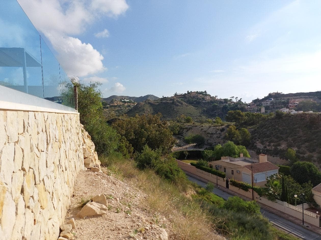 Byggegrunn i El Campello (Alicante) i et svært attraktivt område. Det har en byggbarhet på bakkeplan pluss to etasjer med en maksimal høyde på 9,15 meter (godkjent prosjekt fra kommunen i gjeldende reguleringsplan.) Har tilgang fra to gater og området er godt etablert med naboer som bor året rundt i luksusboliger. God tilknytning til veier, motorveier, kjøpesentre osv., samt Trikk TRAM som forbinder byen med Alicante.