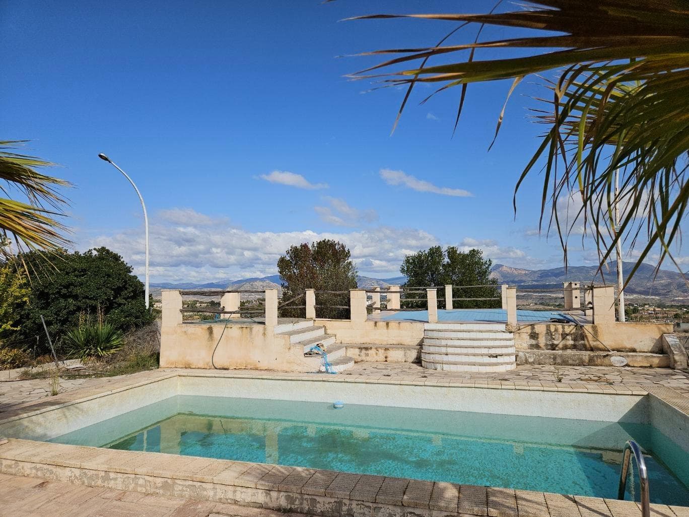 The house needs a complete renovation as well as the pool, but it has plenty of square meters and many possibilities. The potential for living or vacation rental could be interesting due to its natural surroundings and tranquil atmosphere. If you dream of creating a glamping site or renting out space, consider the available square footage in an area less than half an hour from beaches, trains, airports, etc. The house requires necessary renovations for year-round living and also features a large porch. In the pool area there is ample sunbathing space as well as room to create a guest bedroom or two enclosed garage spaces. Don't hesitate to inquire about this opportunity; in Alicante you have many hours of sunshine and great potential for your home or business.