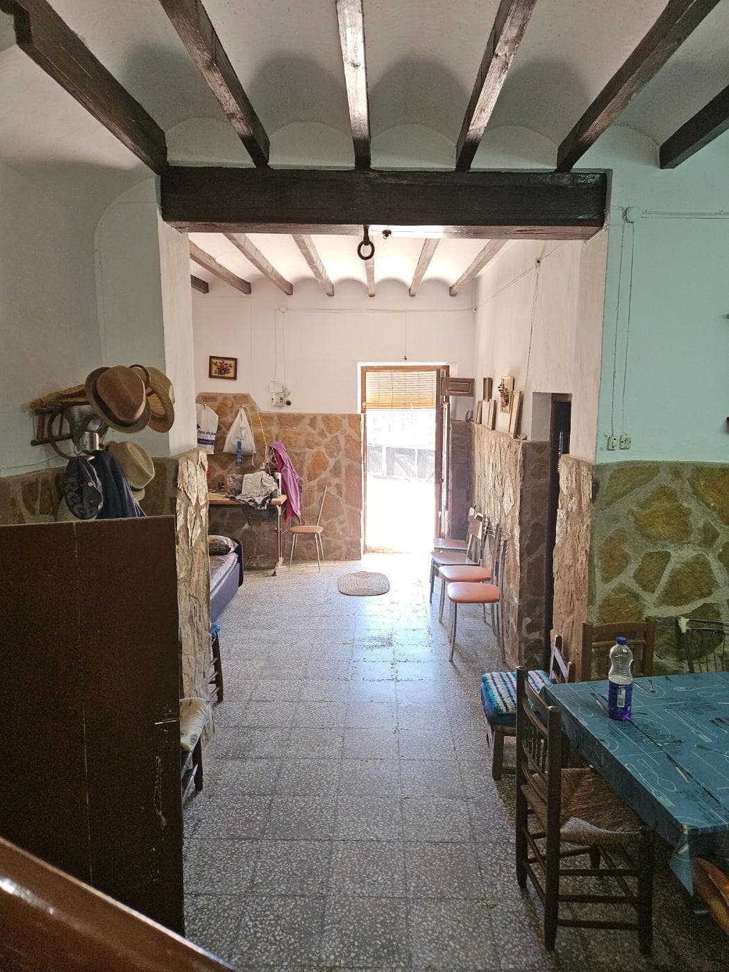 Descubre este encantador chalet ubicado en la hermosa zona de Monovar, Comunidad Valenciana. Con una generosa superficie , esta propiedad cuenta con **5 habitaciones** luminosas y un baño completo que se adapta a todas tus necesidades familiares. Su orientación sur garantiza abundante luz natural durante todo el día ☀️. Entre las características destacadas del inmueble podrás disfrutar de su acogedor suelo de gres, carpintería exterior de madera y funcionalidad total: ¡un amplio garaje doble 🚗 para dos vehículos! Imagina pasar momentos inolvidables junto a tu familia o amigos alrededor de la barbacoa 🍖 mientras disfrutas del jardín bien cuidado 🏵️ y te refrescas en tu propia piscina 🌊.  Este chalet también ofrece otras comodidades como despensa, lavandería y un mirador donde poder relajarte disfrutando vistas despejadas hacia los árboles 💚🌳. Además está situado cerca de rutas rurales ideales para senderismo 😊; ¡tendrás todo lo necesario al alcance! No pierdas esta magnífica oportunidad por solo **180000 €**💰 - Ven a verlo hoy mismo!