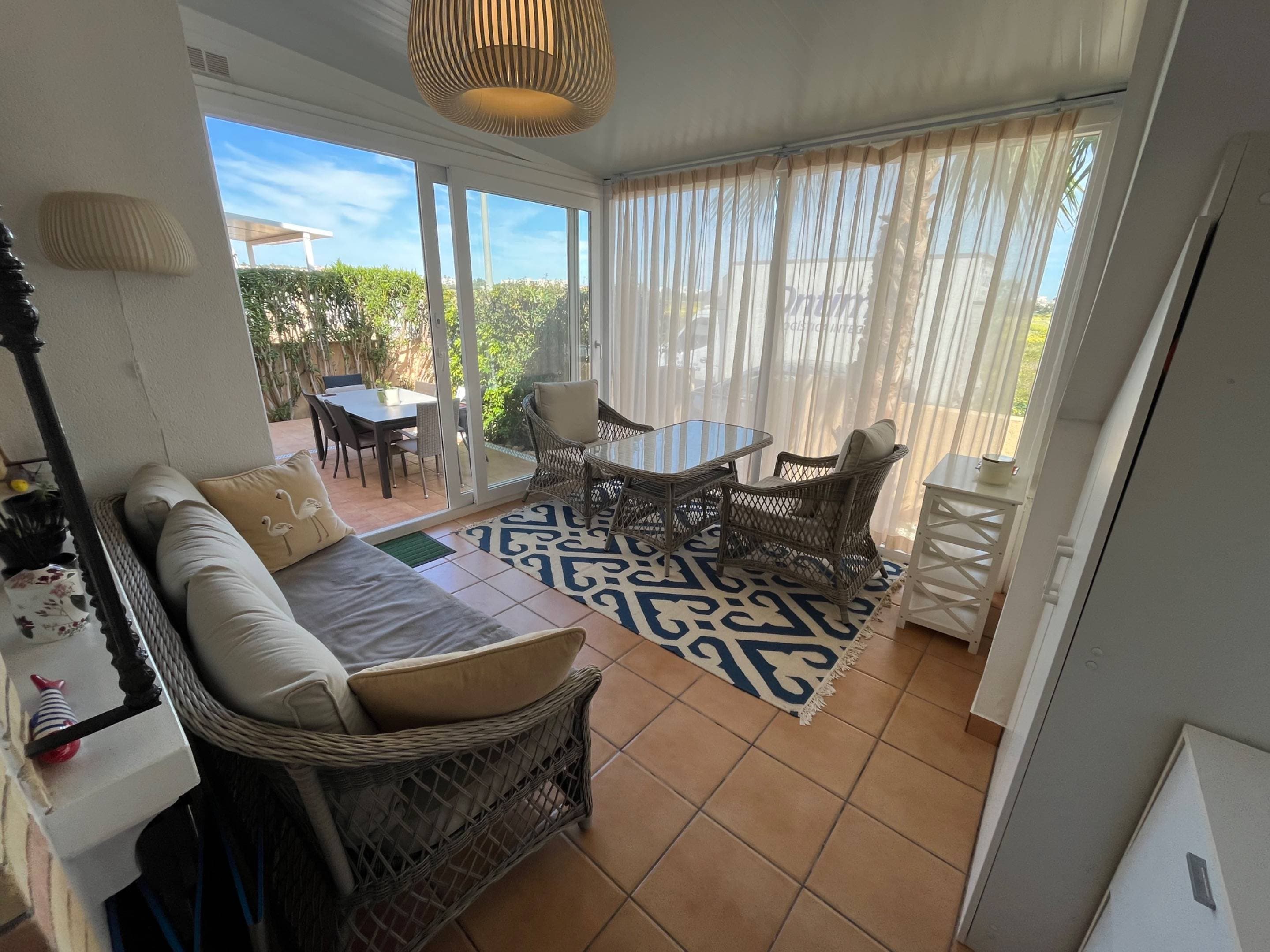 Este apartamento en planta baja, de dos dormitorios y dos baños, se presenta de forma exquisita y está a la venta en la comunidad residencial Brisas y Golf 3, Los Dolses, Orihuela Costa. Perfectamente ubicado a poca distancia de una fantástica variedad de servicios—incluyendo bares, restaurantes, supermercados, una parada de autobús y el popular Zenia Boulevard—esta vivienda ofrece tanto comodidad como un relajado estilo de vida mediterráneo. Los residentes también disfrutan de acceso a dos impresionantes piscinas comunitarias y zonas ajardinadas bien mantenidas. En el interior, la propiedad cuenta con un luminoso y moderno salón y comedor de planta abierta, con una elegante cocina situada hacia la parte trasera. Un pequeño pasillo conduce a dos dormitorios dobles, ambos con armarios empotrados, y un baño familiar. El dormitorio principal se beneficia de su propio baño en suite con ducha a ras de suelo. En la parte delantera del apartamento, u dispone de una acogedora terraza acristalada para disfrutar durante todo el año, mientras que el jardín alicatado ofrece un refugio privado y aparcamiento fuera de la calle.