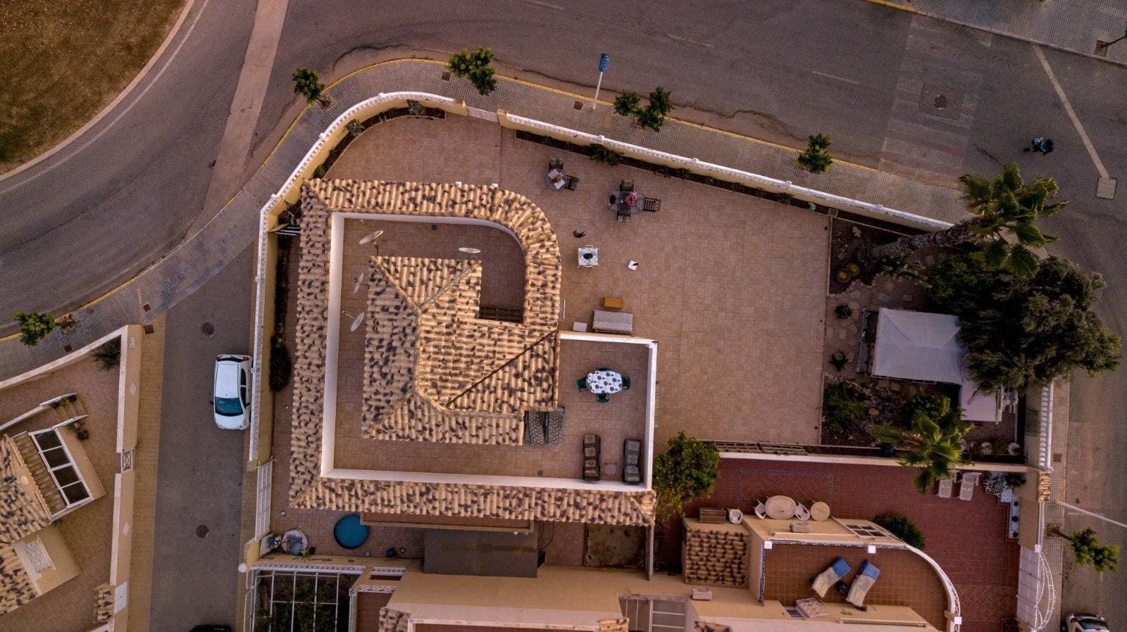 This magnificent villa is located in a privileged area of Torrevieja, offering stunning open views of the Salt Lake. The property sits on a spacious 580 m² plot with south orientation, ensuring natural light all day. It features 6 bedrooms and 5 bathrooms, several en suite. In excellent condition, it also offers great potential for customization: add a private pool, refresh with new furniture, and easily turn it into a true luxury home. Ideal for families seeking comfort and space, or as a high-return investment through Airbnb.