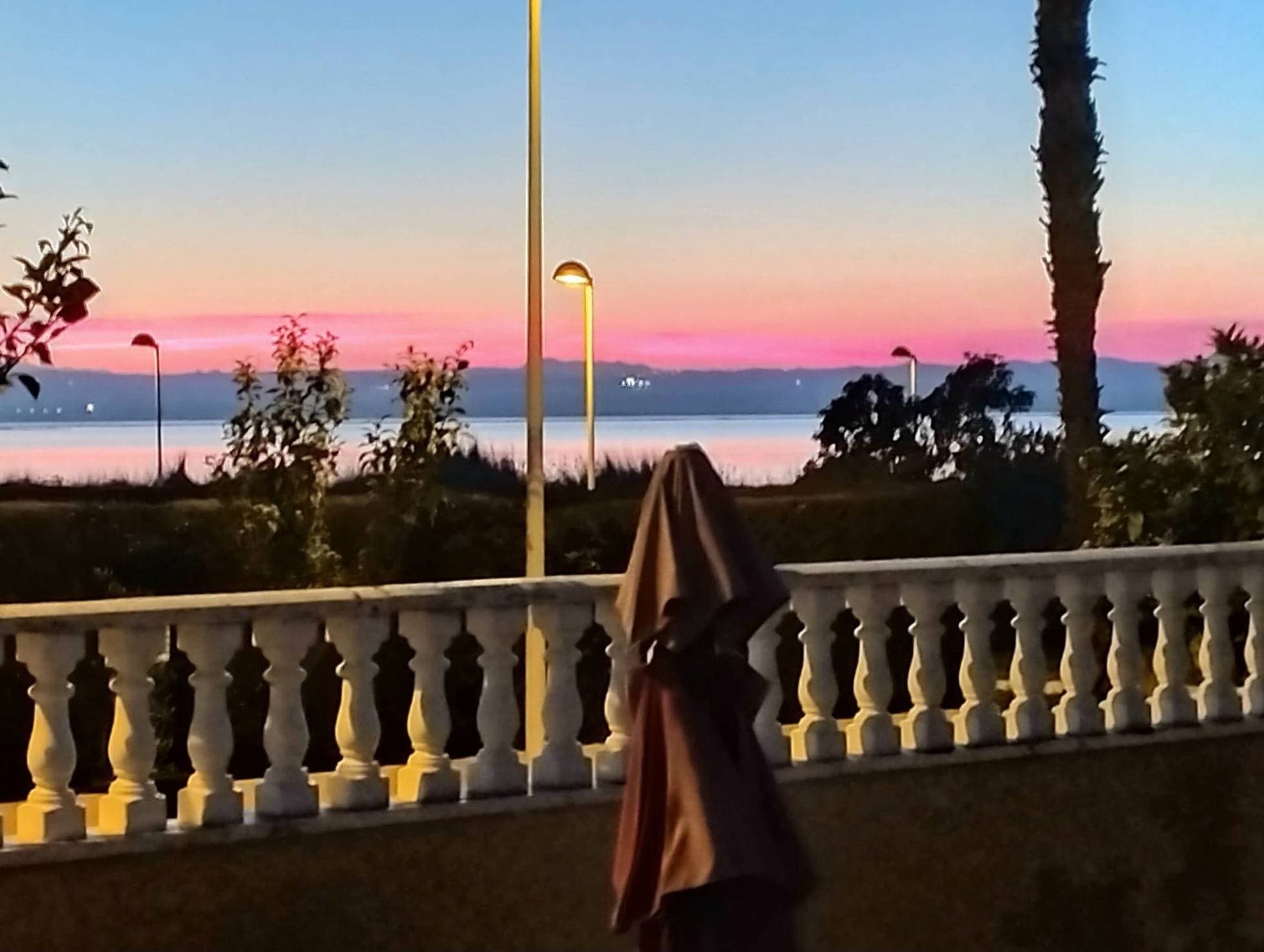 This magnificent villa is located in a privileged area of Torrevieja, offering stunning open views of the Salt Lake. The property sits on a spacious 580 m² plot with south orientation, ensuring natural light all day. It features 6 bedrooms and 5 bathrooms, several en suite. In excellent condition, it also offers great potential for customization: add a private pool, refresh with new furniture, and easily turn it into a true luxury home. Ideal for families seeking comfort and space, or as a high-return investment through Airbnb.