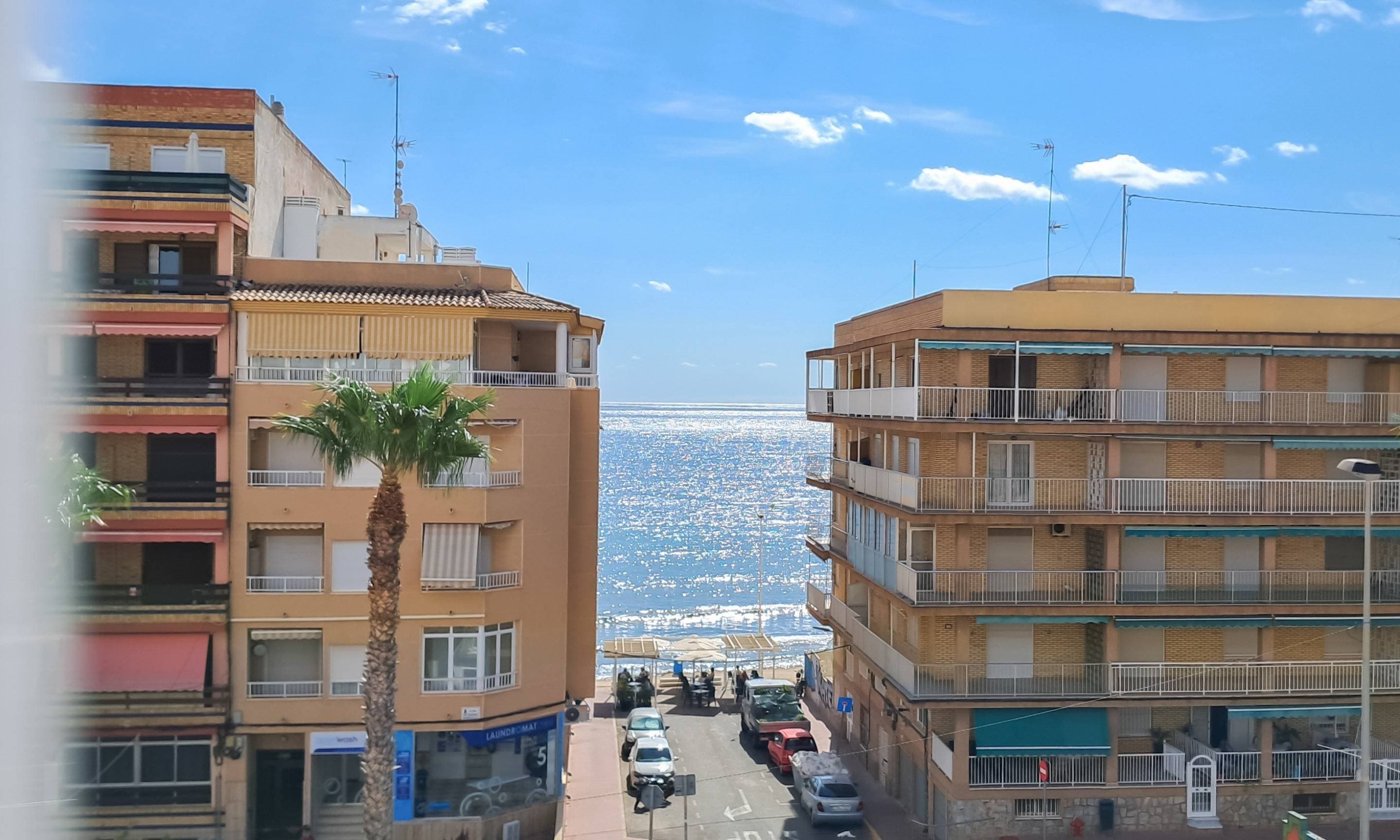 3-bedroom, 2-bathroom apartment located only 80 meters from the beach, offering spectacular sea and mountain views. It features a spacious 20 m² terrace, perfect for enjoying the sun and fresh air all year round. Thanks to its orientation and large windows, the property is very bright and welcoming. The apartment requires partial renovation, allowing you to adapt it to your taste and easily increase its value. With its excellent location and features, it is an ideal option both as a holiday home and as a profitable investment. A privileged setting where tranquility, proximity to the sea, and views combine in a home full of potential.