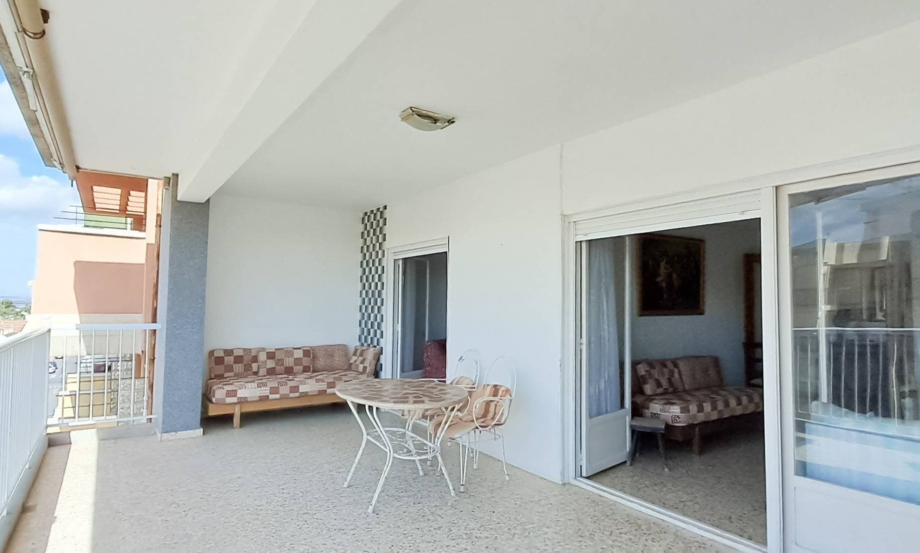 3-bedroom, 2-bathroom apartment located only 80 meters from the beach, offering spectacular sea and mountain views. It features a spacious 20 m² terrace, perfect for enjoying the sun and fresh air all year round. Thanks to its orientation and large windows, the property is very bright and welcoming. The apartment requires partial renovation, allowing you to adapt it to your taste and easily increase its value. With its excellent location and features, it is an ideal option both as a holiday home and as a profitable investment. A privileged setting where tranquility, proximity to the sea, and views combine in a home full of potential.