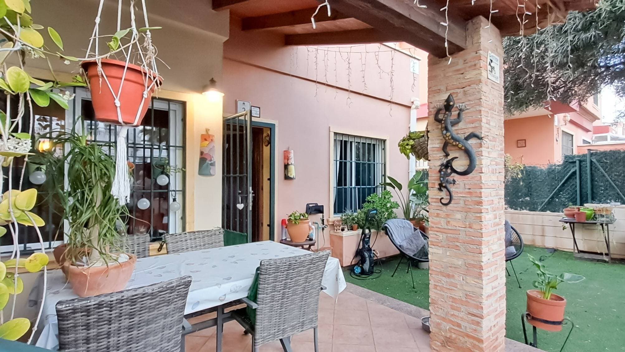 If you’re looking for a cozy home in a peaceful area, this semi-detached property in the Parque Acuático neighborhood could be just what you need. Its relaxed atmosphere and the convenience of having everything close by make it an ideal option both for year-round living and for enjoying getaways near the sea. Just 1,800 meters from the beach, it’s a home that welcomes you from the very first day. Peaceful location in the Parque Acuático area. 69 m² of built surface on a 100 m² plot. Two bright and comfortable double bedrooms. East–West orientation, offering morning sun and afternoon breezes. Only 1,800 meters from the sea, perfect for beaches and water activities. Very good overall condition, ready to move into. Private parking for added convenience. Community pool, ideal for the warmer months. Close to schools and hospitals — excellent for families. Competitive price: €195,000, a great opportunity in the area.