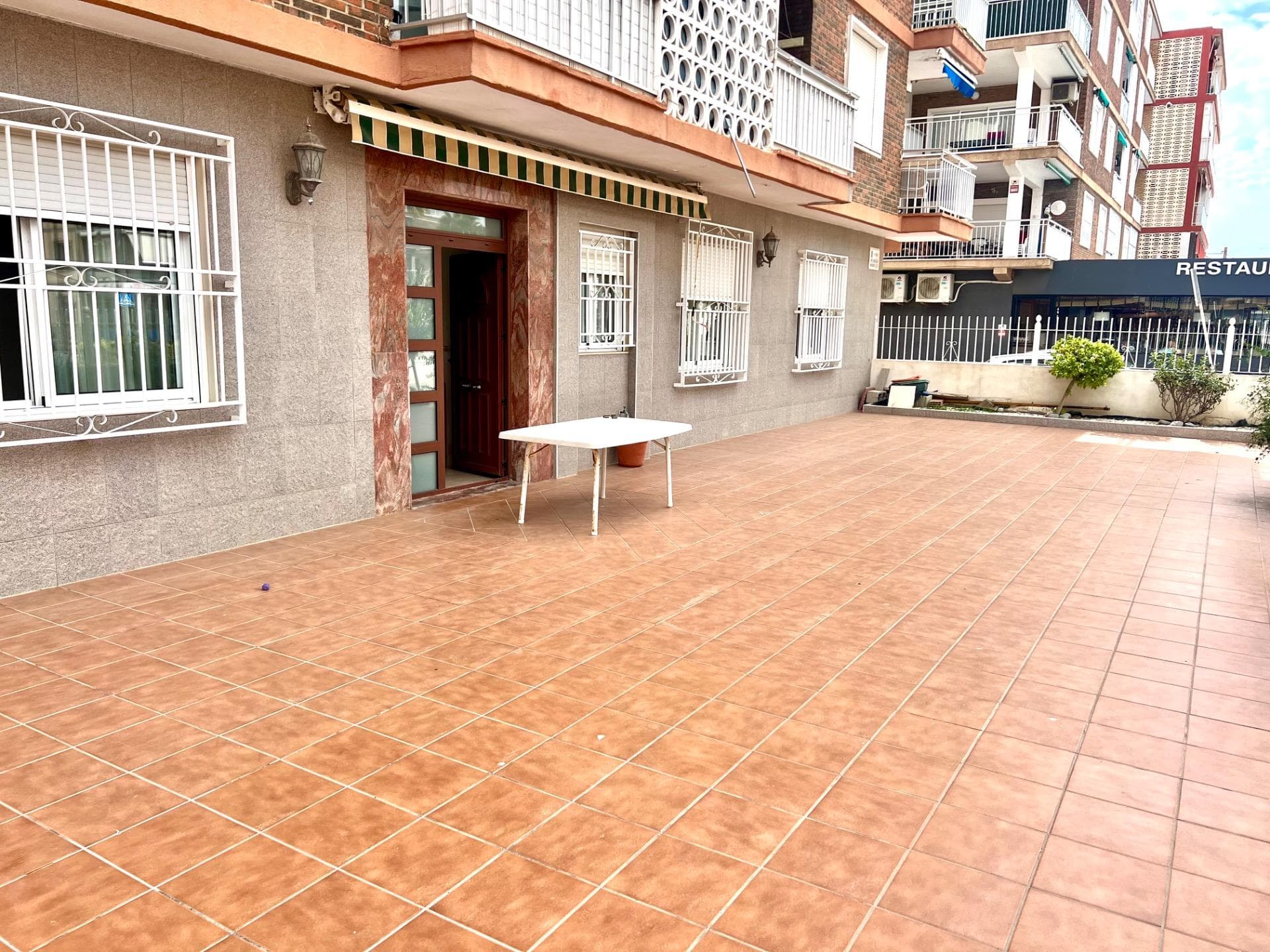 Ground floor apartment for sale just 20 meters from Playa de los Náufragos, with a large terrace and private access This wonderful ground floor apartment offers the comfort and privacy you’re looking for, featuring a spacious terrace that can be used for outdoor enjoyment or parking your car, with direct and private access from the street, without having to go through the building. Main features: •Large private terrace, perfect for outdoor gatherings or simply relaxing under the Costa Blanca sun. •Independent access with private entry. •Fully equipped independent kitchen, with enough space for family meals. •3 spacious bedrooms, all with windows allowing natural light and fitted wardrobes. •1 full bathroom. •Cozy living room with quality furniture and great natural light from its large windows. •Additional storage room for extra convenience. •The property is ready to move into and offers an excellent opportunity for those looking for a ground floor apartment with large outdoor areas. Located just 20 meters from Playa de los Náufragos, one of the best beaches in Torrevieja, and with all services nearby, this ground floor apartment is ideal both as a main residence and a secure investment in one of the city’s most sought-after areas. Don’t miss this opportunity! Contact us for more information or to schedule a visit.