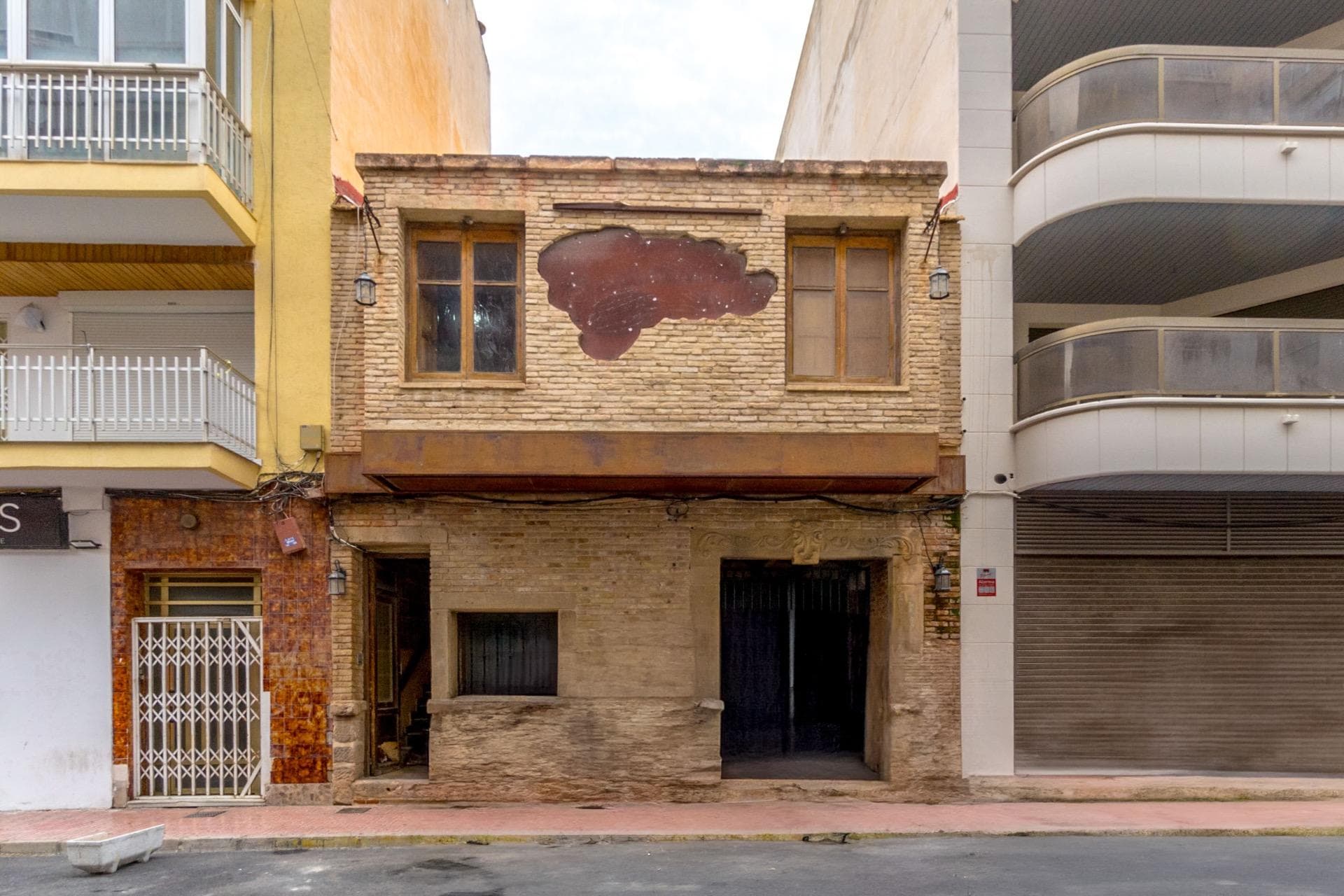 We are offering a spacious commercial property with an upper-floor apartment, located at Calle Ramón y Cajal, 13, right next to the famous Paseo Vistalegre. This property has 263 m² of constructed space, distributed across a ground floor ideal for any type of business and an upper floor, perfect for potential residential use or storage. A major advantage of this property is its existing pub license, adding exceptional value for those interested in opening a hospitality or entertainment venue in one of Torrevieja’s busiest areas. Key Features: Prime location in a high-footfall area. Expansive ground floor with ample space to develop multiple business concepts. Upper floor with potential to be converted into a residence or office space. Valid pub license, allowing for immediate startup of hospitality activities. Unique facade design that enhances the property’s character and visibility. This property is ideal for those seeking a renovation project with excellent return on investment in one of Torrevieja’s most sought-after areas. Give this space new life and turn it into the business you’ve always dreamed of! For more information or to schedule a viewing, don’t hesitate to contact us.