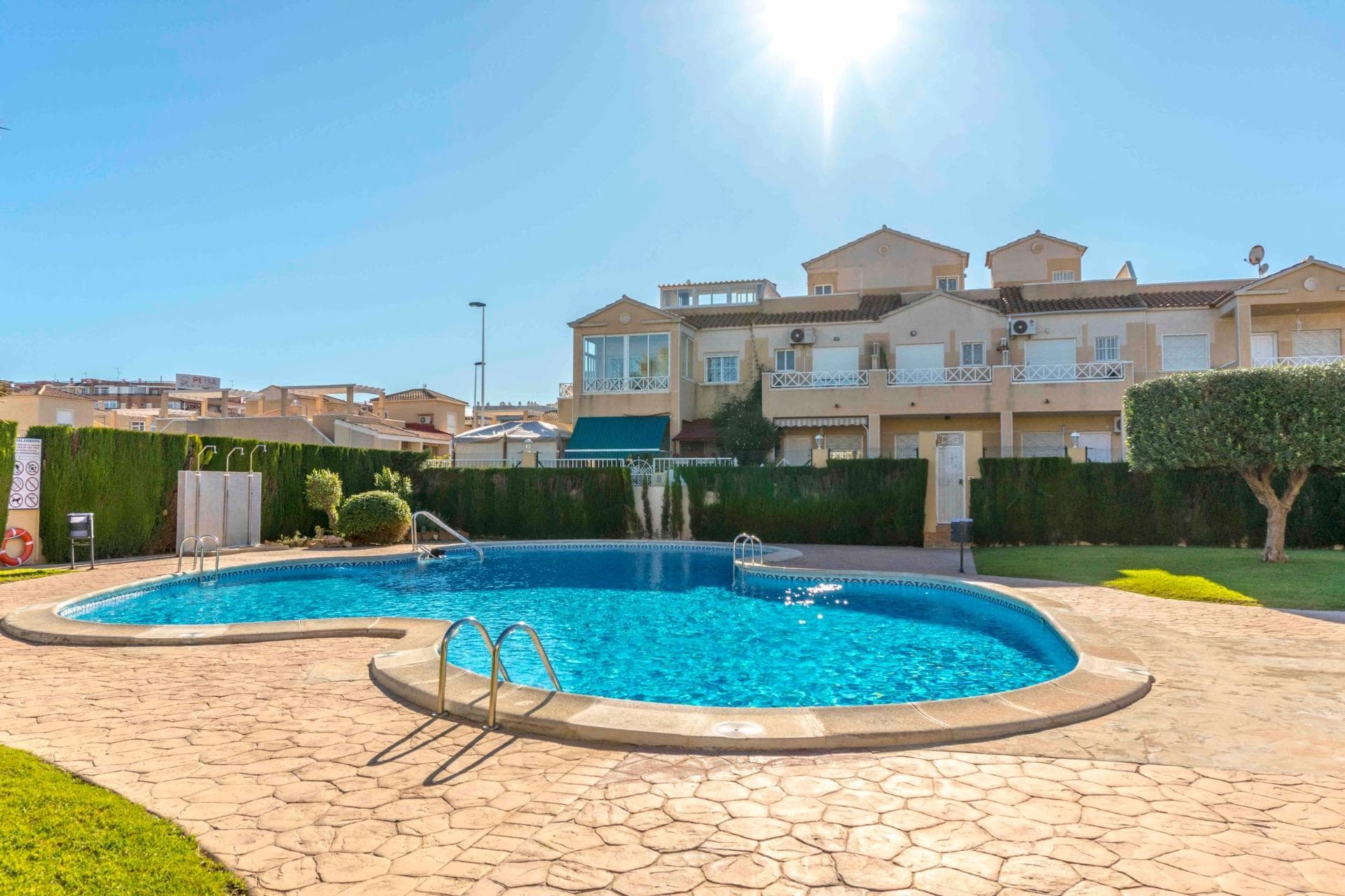 🏡 Cozy home in a residential complex with pool, just minutes from the center of Torrevieja This property is perfect both as a permanent residence and as a holiday home. It is located in a quiet residential area with a communal pool and gardens, on the outskirts of Torrevieja but just a short walk from the city center and all services. ✨ Main features: 🌿 Private tiled garden of 25 m², ideal for gatherings or sunbathing 🛋️ Ground floor with living room, fitted kitchen, back patio and guest toilet 🛏️ First floor with 2 bedrooms and a full bathroom with bathtub ☀️ Private solarium to enjoy the Mediterranean climate all year round A complete and comfortable home with outdoor spaces to enjoy with family and friends. 📍 Strategic location: quiet yet well connected, close to supermarkets, schools, public transport, and only minutes away from the beaches of Torrevieja. If you are looking for a ready-to-move-in home in a well-kept environment with a pool, this is your opportunity!