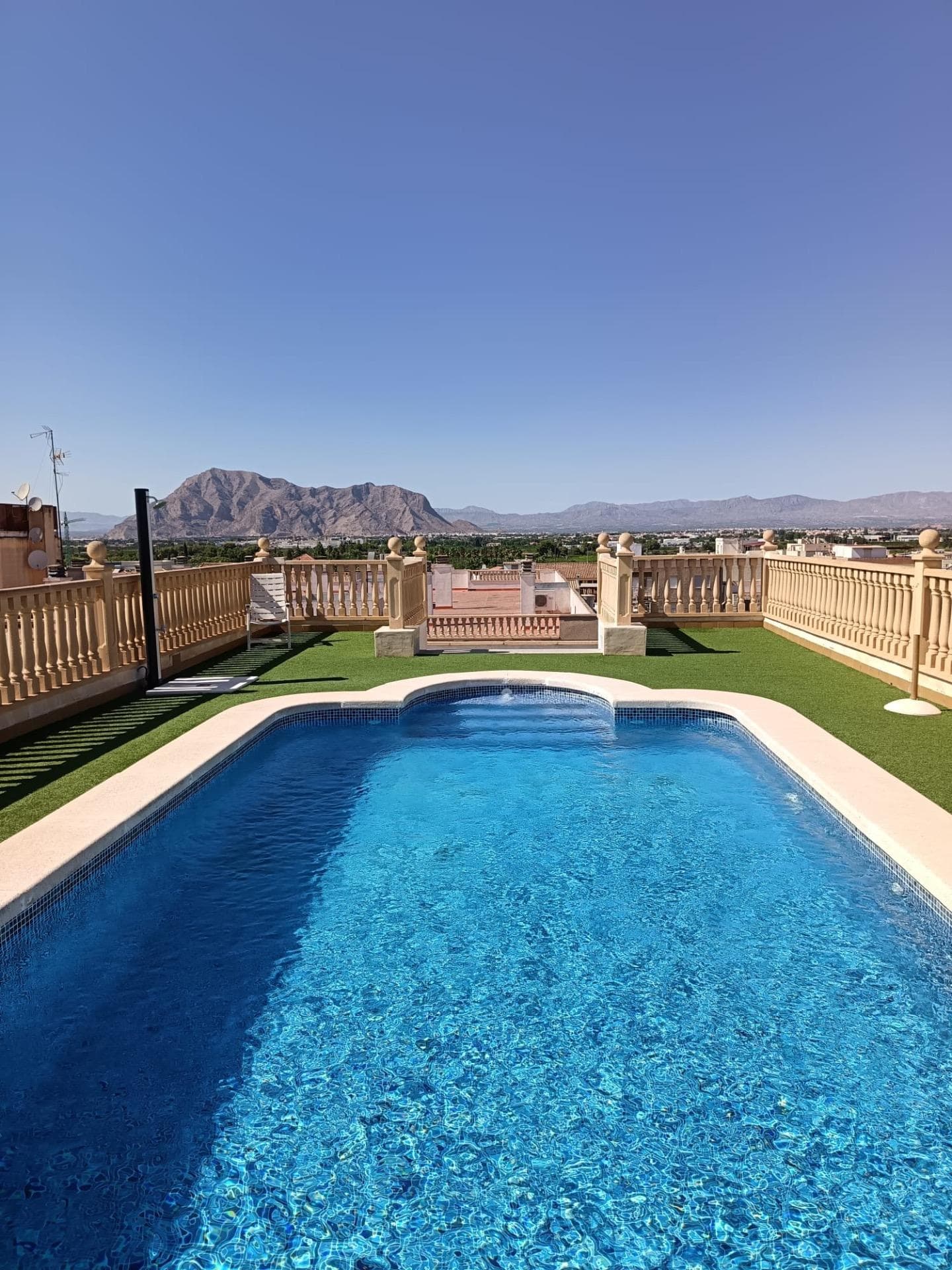 🏡 Apartment with solarium and pool in Benejúzar This apartment combines comfort, style and a quiet location in Benejúzar, with everything you need to enjoy the Mediterranean lifestyle. ✨ Main features: 🛏️ 2 bedrooms (1 with ensuite bathroom) 🛁 2 full bathrooms 🛋️ Living room with open-plan kitchen, archway and central island 🌿 Private terrace of 10 m² ☀️ Private solarium to enjoy the sun all year round 🏊 Communal pool and well-kept common areas 🚗 Underground parking space included A bright, well-distributed home with outdoor spaces perfect both for year-round living and for holiday getaways. 📍 Located in Benejúzar, in a quiet environment yet close to all services, and just a short drive from the coast.