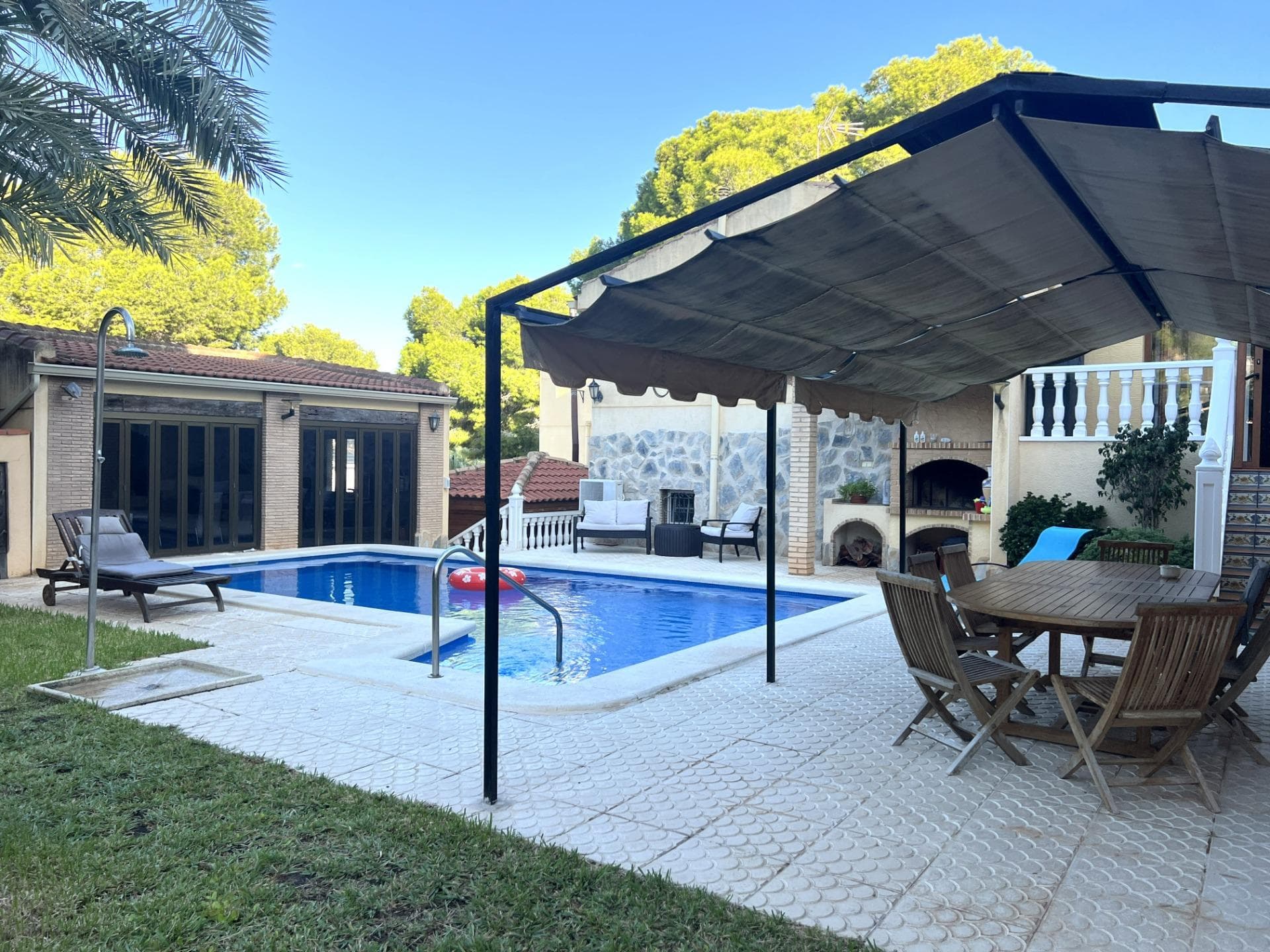 Detached villa with private pool and large plot in Los Balcones Detached villa with a spacious plot, private pool and wellness area, ideal for year-round living. The property has an approximate built area of 200 m² and stands on a plot of more than 800 m², located in the prestigious residential area of Los Balcones — a quiet and well-connected area of Torrevieja. It offers three bedrooms and three full bathrooms, along with a bright living room and an independent kitchen. All rooms are equipped with heating by radiators (diesel boiler) and air conditioning via split units. Outside, the villa features a large garden area with a private pool, a glazed winter room, and a sauna area — perfect for relaxation and comfort. There is also a closed garage with space for two vehicles. A well-maintained and complete property offering privacy, space, and excellent quality, ideal as a permanent home or as a holiday residence.