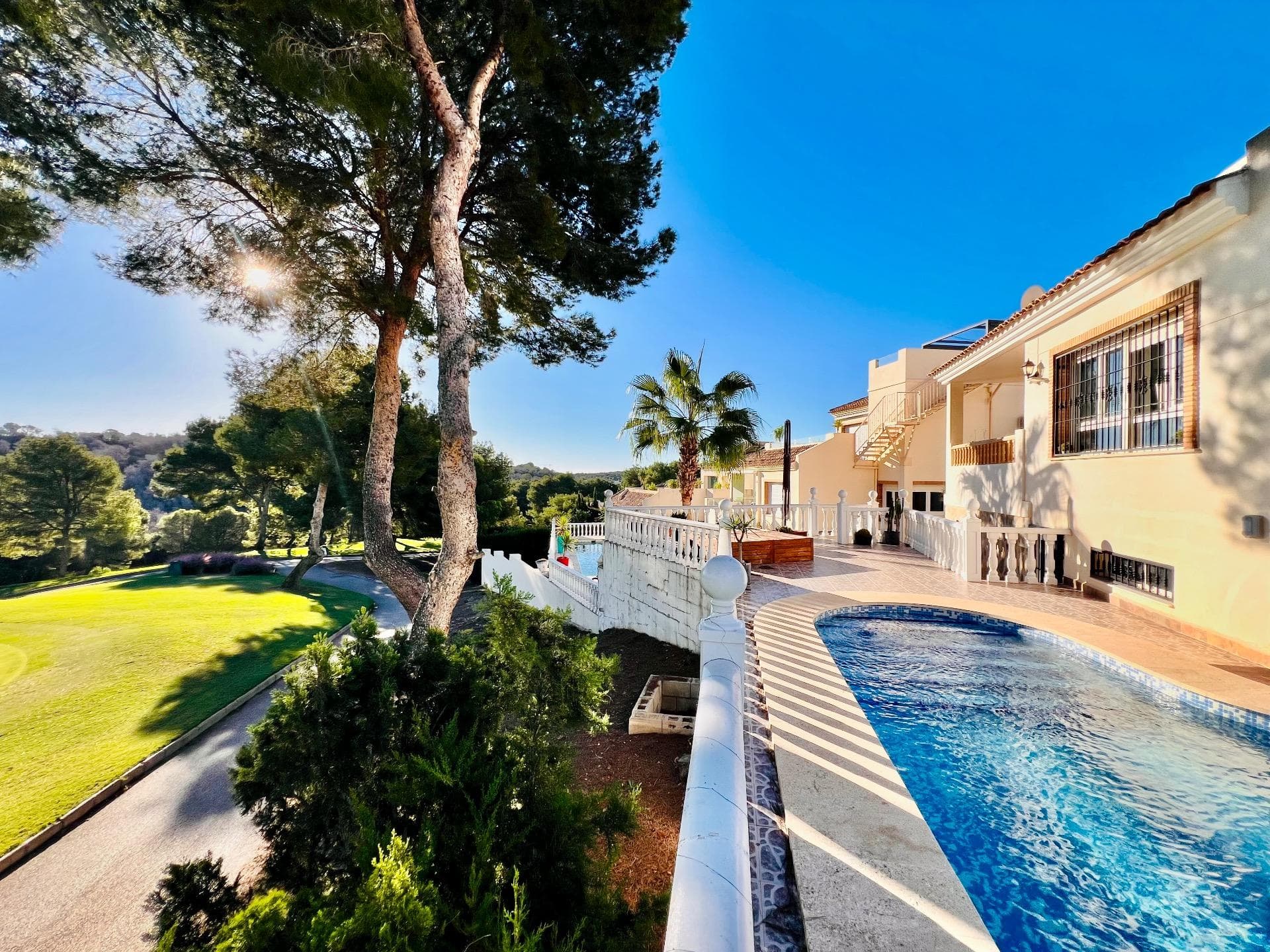Chalet con piscina privada y espectaculares vistas al golf – Las Ramblas de Campoamor Se vende magnífico chalet independiente ubicado en la prestigiosa zona de Las Ramblas, a pocos minutos del Campo de Golf Las Ramblas de Campoamor y de Villamartín. La propiedad destaca por su amplia parcela privada, su cuidada zona exterior y sus impresionantes vistas panorámicas al campo de golf. La vivienda se distribuye en varias plantas: Planta principal: luminoso salón, comedor, cocina, dos dormitorios y un baño completo. Planta superior: gran dormitorio principal con baño en suite y acceso a una amplia terraza con vistas abiertas. Planta sótano: cuenta con un dormitorio adicional, un vestidor, un baño y una acogedora sala de estar. En el exterior, la propiedad dispone de una piscina privada, zona de barbacoa y amplios espacios para disfrutar del clima mediterráneo. Una vivienda ideal tanto como residencia habitual como para disfrutar de las vacaciones, en un entorno tranquilo y rodeado de naturaleza, con todos los servicios y campos de golf a pocos minutos.