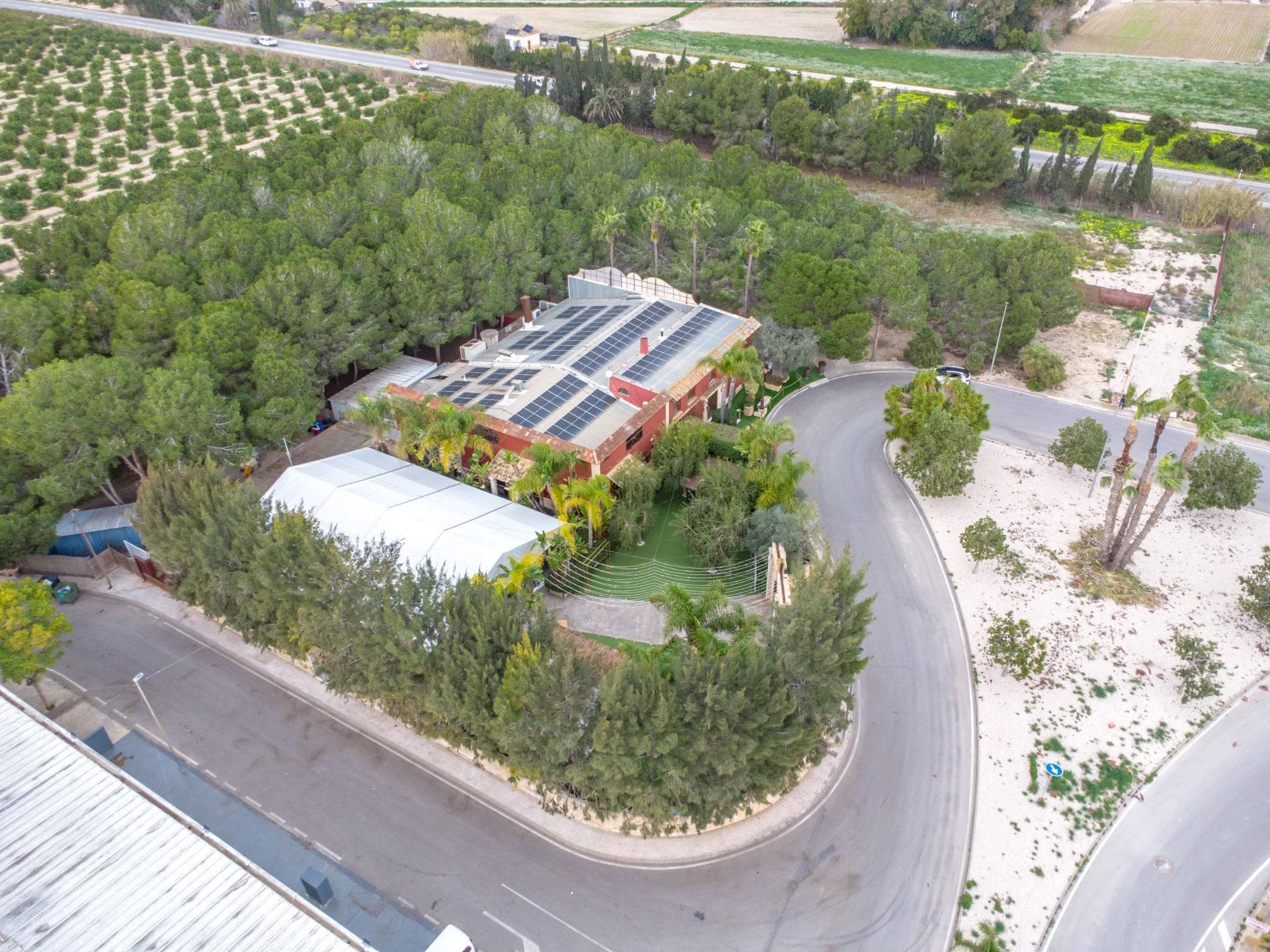 Exclusive investment opportunity: fully operational events venue A fully operational events venue is offered for sale, currently dedicated to the celebration of weddings, communions and private events, with additional activity as a restaurant. The property is set on a 2,227 m² plot and offers a total built area of 727 m², distributed in a practical and well-designed layout. It features two event halls, landscaped garden areas prepared for outdoor celebrations, and a built-in outdoor bar. The kitchen is fully equipped and designed to cater for large-scale events. The complex includes adapted bathrooms in different areas, in compliance with current accessibility regulations. The property is equipped with solar panels, providing improved energy efficiency and reduced operating costs. On the first floor, there is a fully habitable residential unit, suitable for private use. In addition, the property includes a mezzanine area prepared for meetings or management use. A solid property with an active business, complete facilities, and the potential to continue the current activity or adapt it to the buyer’s needs.