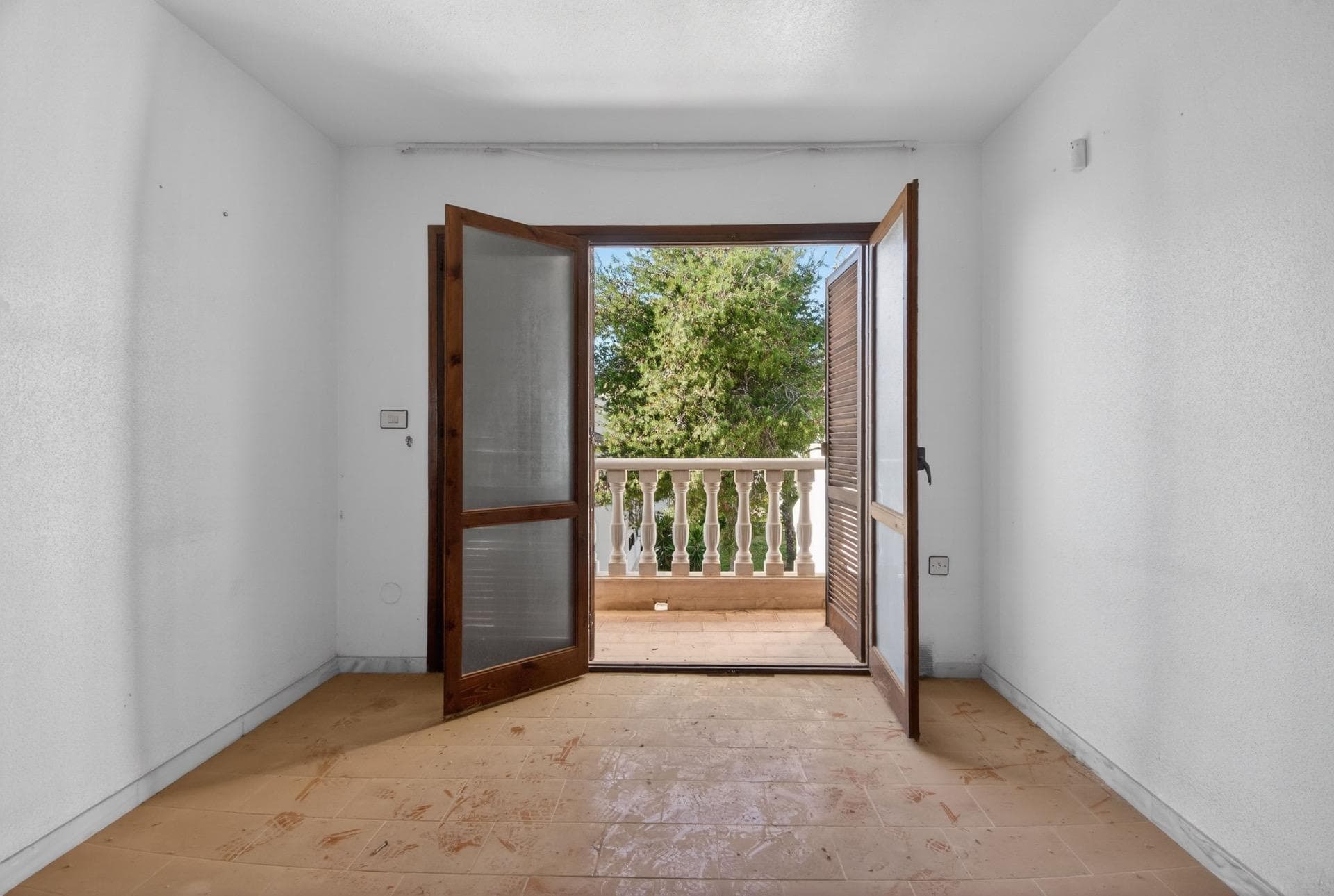 Apartment in Calas Blancas Urbanisation – Torrevieja Opportunity in one of the most sought-after residential areas of Torrevieja, Calas Blancas, ideal both as an investment or to create your own space. The property offers 41 m² built, distributed as follows: * 1 bedroom with built-in wardrobe * 1 bathroom * Living-dining area with open-plan kitchen * Balcony with direct access from the living room Located on the second floor (no lift). Set within Calas Blancas urbanisation, which features 3 communal swimming pools and spacious common areas, in a quiet environment yet close to all amenities and just a few minutes from the beaches of Torrevieja. A property with great potential in a well-established and high-demand area, perfect for living or investing.