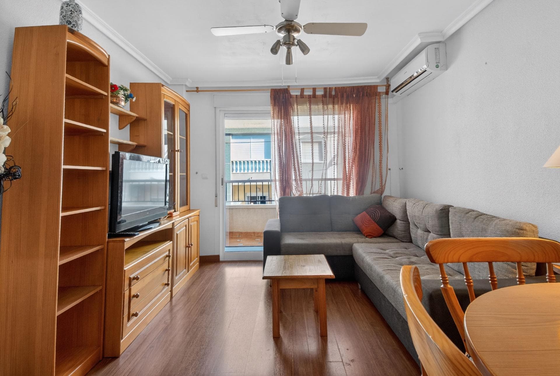 Apartment in Torrevieja 600m from Acequión Beach with lift Apartment for sale in Torrevieja, located on the fourth floor with lift, ideal as a permanent home or investment. The property features 2 bedrooms, 1 full bathroom, independent kitchen, and a bright living room with access to a north-facing balcony, perfect for enjoying cooler temperatures all year round. The building has ramp access, making it easily accessible. Situated just 600 meters from Acequión Beach and within walking distance to all amenities: supermarkets, restaurants, public transport, and leisure areas. A comfortable, well-located opportunity ready to enjoy the Mediterranean lifestyle.