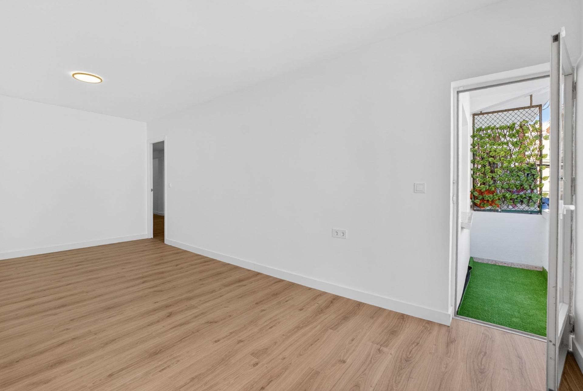Piso reformado de 3 dormitorios en Torrevieja Piso totalmente reformado en venta en Torrevieja, situado en primera planta sin ascensor, ideal para quienes buscan una vivienda moderna, lista para entrar a vivir y sin necesidad de realizar reformas. La vivienda destaca por su diseño actual y su excelente aprovechamiento del espacio. Al entrar encontramos un amplio salón-comedor muy luminoso con cocina abierta e isla central, creando una estancia cómoda, moderna y funcional, perfecta tanto para el día a día como para disfrutar con familia o amigos. La cocina ha sido completamente renovada y cuenta con mobiliario moderno, zona de lavandería independiente y acceso a terraza. Dispone de 3 dormitorios, 1 baño completo, suelo imitación madera en toda la vivienda, iluminación LED, puertas renovadas, instalación eléctrica actualizada y puerta de entrada de seguridad. La reforma combina un estilo moderno y acogedor, con tonos claros y materiales actuales que aportan amplitud y luminosidad a toda la vivienda. Ubicado en una zona con todos los servicios cerca, supermercados, comercios, transporte y a pocos minutos de las principales zonas de Torrevieja. Una vivienda perfecta tanto para residencia habitual como para inversión, con una reforma actual muy difícil de encontrar en este rango de propiedades.