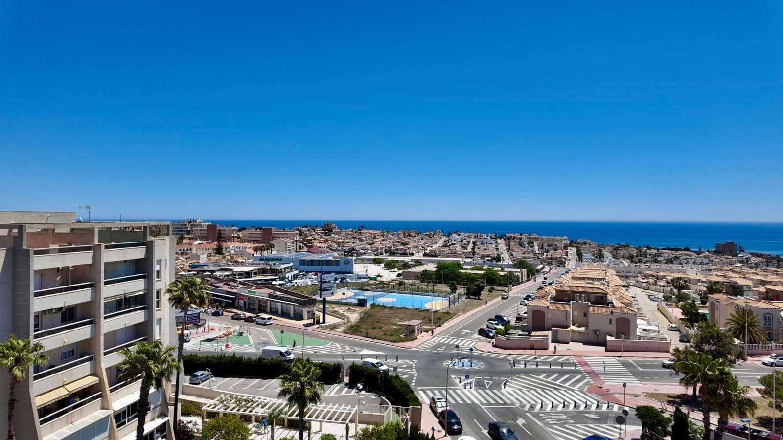 Penthouse with terrace, private solarium and open views in Torreblanca, Torrevieja We present this penthouse located in Torreblanca, one of the most sought-after areas of Torrevieja, known for its peaceful atmosphere, good connections and proximity to all essential services. The property offers 2 bedrooms, 1 full bathroom with bathtub, and a practical living room with open-plan kitchen. From the living area there is access to a terrace of approximately 10 m², perfect for enjoying the Mediterranean climate. One of the main highlights of this property is its private solarium, exclusively available for the penthouses in the residential complex, with each penthouse having its own independent space. The property also enjoys very open views, creating a pleasant feeling of space and natural light. The residential complex offers a communal swimming pool and well-maintained common areas, making this property an excellent option as a permanent home, holiday residence or rental investment. Main features: 2 bedrooms 1 full bathroom with bathtub Living room with open-plan kitchen Terrace of approximately 10 m² Private independent solarium Very open views Communal swimming pool Torreblanca area, Torrevieja Close to services, supermarkets and leisure areas A practical and bright property with excellent outdoor spaces in one of the best areas of Torrevieja.