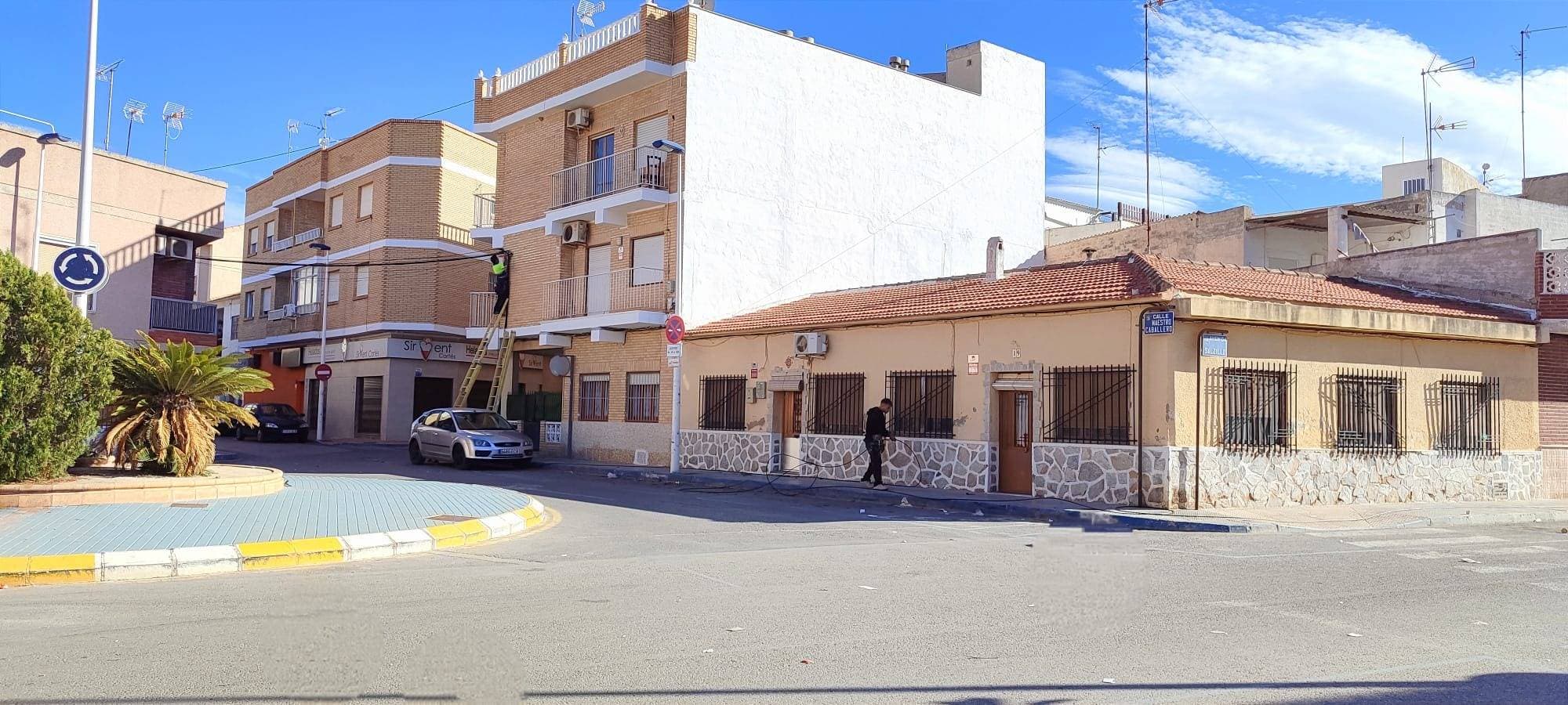 Casa Planta baja de 150 metros en esquina , Lo Pagan zona LA PUNTICA, . de .a 500 metros de la playa,dividida en 2 viviendas de 5 habitaciones dobles, 2 baños, propiedad Para reformar, cocina equipada, carpinteria interior de madera, orientación norte, suelo de terrazo, carpinteria exterior de madera. Extras: agua, despensa, esquina, galería, lavandería, línea telefónica, luminoso, luz, solárium, t.v., terraza, trastero, vivienda adaptada, autobuses, árboles, céntrico, centros comerciales, colegios, costa, golf, hospitales, parques, supermercados, zona de paso, zonas infantiles
