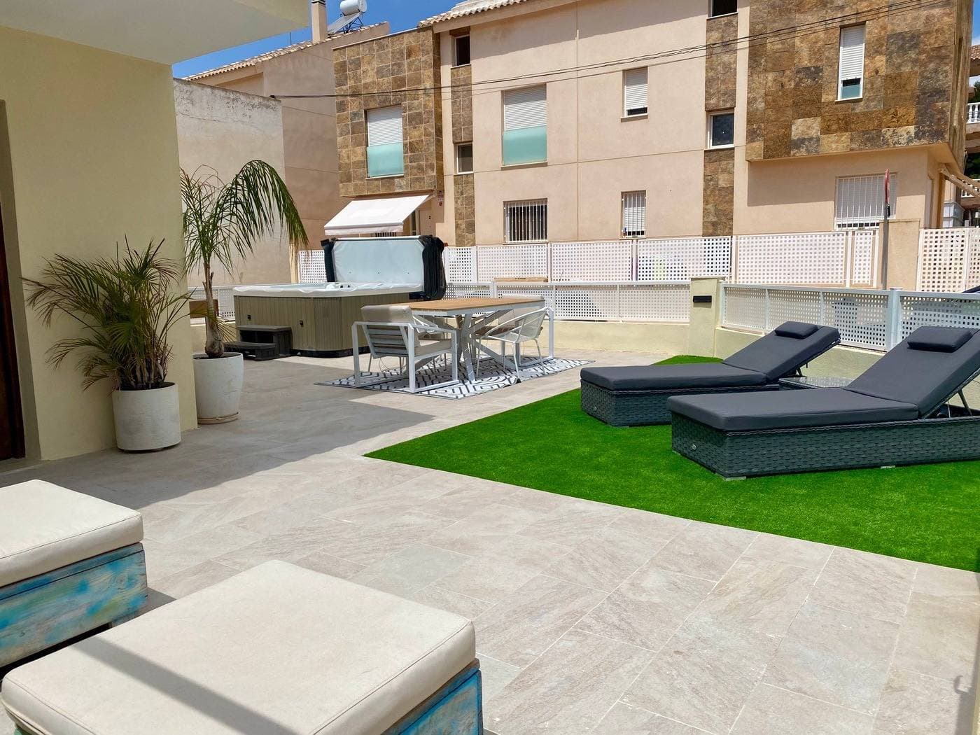 ¡Descubre tu nuevo hogar en Santiago de la Ribera! Esta encantadora casa ubicada en la tranquila zona es un verdadero tesoro a solo unos metros de la playa. Esta propiedad totalmente reformada te ofrece un espacio acogedor y moderno, con 3 habitaciones llenas de luz, y una cocina completamente equipada que hará las delicias de cualquier amante de la cocina. Disfruta de momentos inolvidables en su amplia terraza de 80 m² con piscina y un mobiliario que te enamorara. Perfecta para comidas al aire libre y relajarte con familia y amigos. Esta casa no solo te brinda comodidad, sino también funcionalidad. Vive en una urbanización tranquila, rodeada de parques, zonas infantiles y todos los servicios que necesitas: centros comerciales, colegios y supermercados Si buscas un lugar donde la serenidad se combine con todas las comodidades de la vida moderna, esta es tu oportunidad. ¡No dejes pasar la oportunidad de vivir junto al mar en una casa que lo tiene todo!
