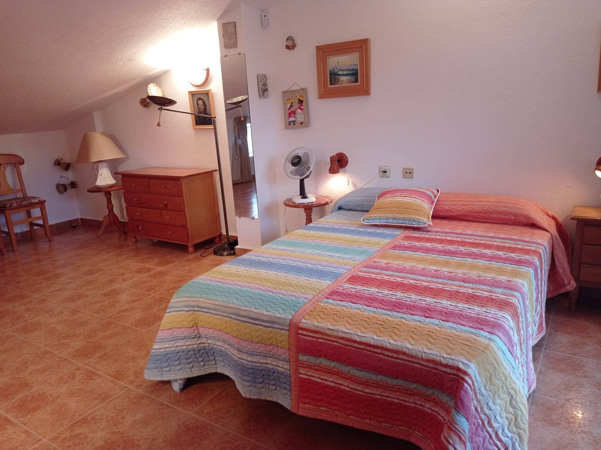 Descubre este magnífico dúplex de 87 m², situado a tan solo 1.100 metros de la playa. Una vivienda acogedora y luminosa, ideal para quienes buscan confort y calidad de vida en un entorno privilegiado. Dispone de tres amplias habitaciones dobles, (dos de ellas en la planta baja) con posibilidad de hacer una cuarta en la planta de arriba, un baño completo y un aseo, todo en una propiedad lista para entrar a vivir. Su cocina completamente equipada y la cuidada carpintería interior de madera aportan un toque cálido y elegante. La orientación sureste garantiza una excelente iluminación natural, realzada por sus suelos de gres y carpintería exterior de aluminio con Climalit. Entre sus múltiples extras, esta vivienda ofrece aire acondicionado central, calefacción, alarma de seguridad, armarios empotrados, buhardilla, despensa y un hermoso jardín. También cuenta con un balcón con vistas despejadas, un mirador, un patio privado, un solárium y una amplia terraza perfecta para disfrutar del clima mediterráneo. La comodidad y accesibilidad están garantizadas gracias a su acceso para personas con movilidad reducida, además de disponer de trastero y sistemas de riego automático. Situado en una zona céntrica y bien comunicada, con acceso a transporte público, colegios, centros comerciales, hospitales, parques y supermercados. Una oportunidad única para vivir cerca del mar con todas las comodidades. ¡No dejes escapar esta joya en San Pedro del Pinatar!