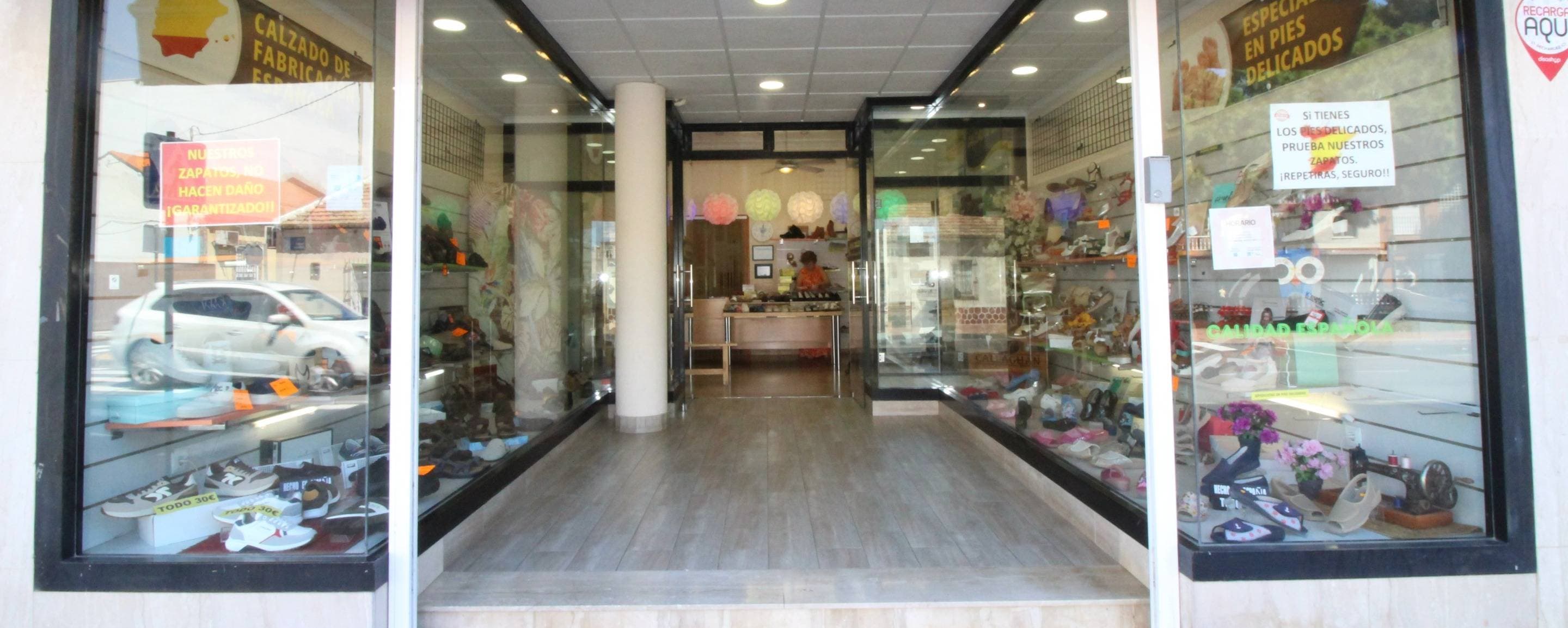 Se vende local comercial de 130 m² ubicado en una de las principales calles de San Pedro del Pinatar, Murcia, una zona de alta afluencia de público y gran visibilidad, ideal para cualquier tipo de negocio. - Características del local: - Superficie: 130 m² en planta baja - Ubicación: Situado en los bajos de un edificio de viviendas, con clientela potencial constante - Escaparates: Dispone de dos amplios escaparates, perfectos para exhibición y captación de clientes - Distribución: Cuenta con recibidor, almacén y una zona de ventas espaciosa - Estado: Actualmente en funcionamiento, listo para continuar la actividad o adaptar a otro negocio - Flexibilidad: Se puede destinar a otra actividad comercial según las necesidades del comprador - Precio de venta: 125.000 € Una inversión ideal en una zona con gran tránsito peatonal y vehicular, perfecta para emprendedores o inversores que buscan rentabilidad y visibilidad. - Más información y visitas: Contacta con nosotros para concertar una visita y conocer todos los detalles de este excelente local comercial.