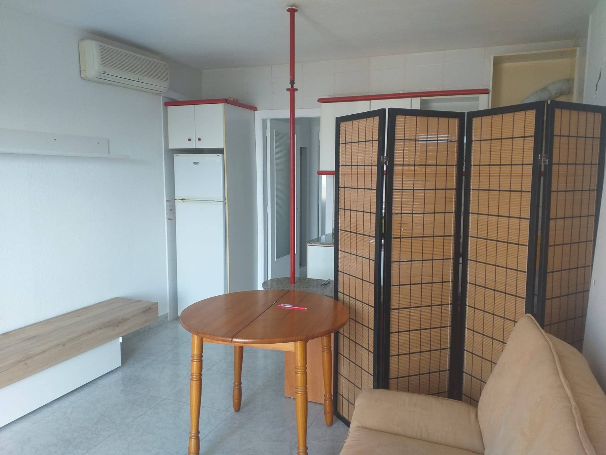 Este acogedor y luminoso apartamento de 43 m² ha sido recientemente reformado y ofrece todas las comodidades para disfrutar de una vida junto al mar. Cuenta con una habitación doble, un baño y una cocina totalmente equipada. La carpintería interior de madera y la exterior de PVC con climalit garantizan confort y aislamiento. Además, su orientación este proporciona una agradable luz natural durante gran parte del día. Los suelos combinan gres y tarima flotante, aportando calidez y estilo al hogar. Entre sus extras destacan el aire acondicionado, armarios empotrados, techos altos y ojos de buey, que realzan la iluminación. Dispone también de una puerta blindada, ascensor, solárium y una amplia terraza con vistas despejadas. Ubicado en una zona céntrica , a 30m del Club Náutico de Lo Pagan, y rodeado de servicios esenciales como supermercados, colegios, centros comerciales, hospitales y parques. Además, cuenta con excelente conexión de transporte público y acceso a zonas infantiles. El apartamento incluye trastero y garaje, lo que añade comodidad y seguridad. Una excelente oportunidad para vivir o invertir en un entorno privilegiado, en primera línea de la costa. ¡No dejes pasar esta ocasión y ven a visitarlo!
