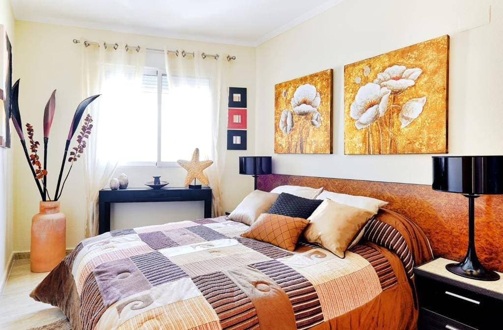 🏡 Apartamento con Piscina y Terraza en Altos de Campoamor – Orihuela Costa 🌊✨ 📍 Ubicación inmejorable: Situado en Altos de Campoamor, en Orihuela Costa, una zona tranquila y bien comunicada, rodeada de naturaleza y todos los servicios esenciales. ✨ Características de la vivienda: ✔️ 66 m² de superficie – Espacios bien distribuidos y funcionales. ✔️ 20 m² de salón – Amplio, cómodo y con gran iluminación natural. ✔️ 3 habitaciones – 2 dobles y 1 sencilla, ideales para familias o invitados. ✔️ 2 baños completos – Modernos y funcionales. ✔️ Cocina equipada – Lista para su uso. ✔️ Propiedad lista para entrar a vivir – No necesita reformas. ✔️ Carpintería interior de madera y suelo de cristal y monocapa – Diseño y calidad. ✔️ Orientación sureste – Luz natural durante todo el día. ✔️ Carpintería exterior de doble cristal – Mejor aislamiento térmico y acústico. 🔹 Extras y comodidades: ✅ Aire acondicionado central y preinstalación de AACC. ✅ Armarios empotrados – Espacio y organización. ✅ Ascensor y acceso PMR – Comodidad y accesibilidad. ✅ Piscina comunitaria y solárium – Relájate y disfruta del buen tiempo. ✅ Balcón y terraza – Espacios exteriores ideales para desconectar. ✅ Lavandería – Más comodidad en el día a día. ✅ Totalmente amueblado – ¡Listo para entrar a vivir! 🚀 Ubicación y entorno: 📍 Zona de paso, bien comunicada y cerca de todo. 🚌 Transporte público con paradas cercanas. 🌳 Rodeado de parques y zonas verdes. 🏥 Próximo a hospitales y centros médicos. 🏫 Cerca de colegios y centros comerciales. ⛳ A pocos minutos de campos de golf y la costa. 🛍️ Supermercados y tiendas en las inmediaciones. 👨‍👩‍👧 Zonas infantiles ideales para los más pequeños. 💰 Gastos de comunidad: solo 65 €/mes. ✨ Un hogar ideal para disfrutar de Orihuela Costa con todas las comodidades! 🌞🏡 📞 Contáctanos para más información o una visita. 📩