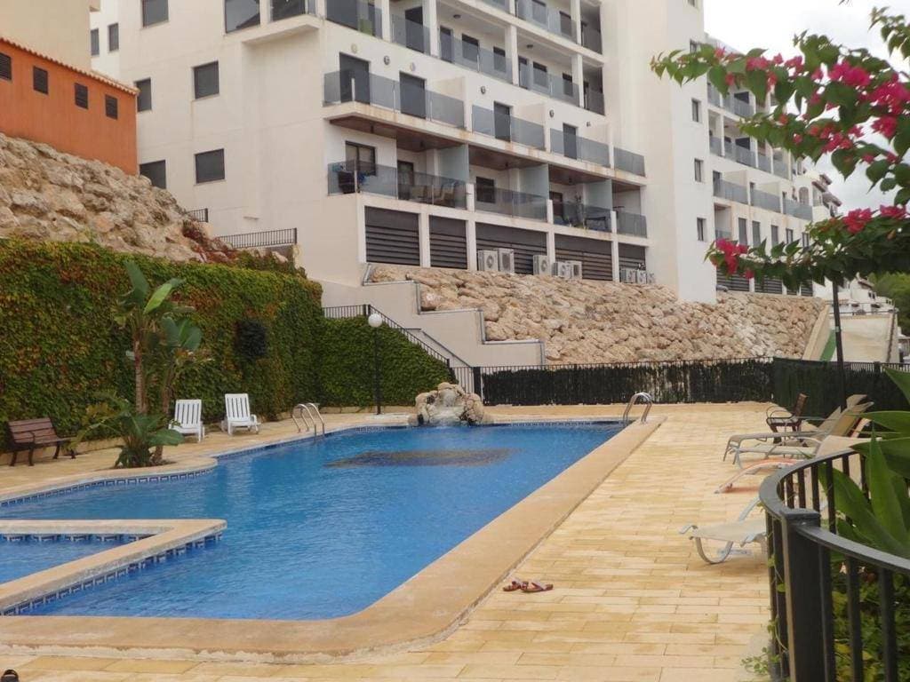 🏡 Apartment with Pool and Terrace in Altos de Campoamor – Orihuela Costa 🌊✨ 📍 Unbeatable location: Located in Altos de Campoamor, in Orihuela Costa, a quiet and well-connected area, surrounded by nature and all essential services. ✨ Property features: ✔️ 66 m² of surface area – Well-distributed and functional spaces. ✔️ 20 m² of living space – Spacious, comfortable, and with plenty of natural light. ✔️ 3 bedrooms – 2 doubles and 1 single, ideal for families or guests. ✔️ 2 full bathrooms – Modern and functional. ✔️ Fully equipped kitchen – Ready to use. ✔️ Property ready to move into – No renovations required. ✔️ Interior woodwork and single-layer glass flooring – Design and quality. ✔️ Southeast orientation – Natural light throughout the day. ✔️ Double-glazed exterior woodwork – Improved thermal and acoustic insulation. 🔹 Extras and amenities: ✅ Central air conditioning and pre-installed AC/DC. ✅ Built-in wardrobes – Space and organization. ✅ Elevator and PRM access – Comfort and accessibility. ✅ Communal pool and solarium – Relax and enjoy the good weather. ✅ Balcony and terrace – Ideal outdoor spaces to unwind. ✅ Laundry room – More convenience for everyday life. ✅ Fully furnished – Ready to move in! 🚀 Location and surroundings: 📍 A busy area, well connected and close to everything. 🚌 Public transport with stops nearby. 🌳 Surrounded by parks and green areas. 🏥 Close to hospitals and medical centers. 🏫 Close to schools and shopping centers. ⛳ Just minutes from golf courses and the coast. 🛍️ Supermarkets and shops nearby. 👨‍👩‍👧 Playgrounds ideal for the little ones. 💰 Community fees: only €65/month. ✨ An ideal home to enjoy the Orihuela Costa with all the amenities! 🌞🏡 📞 Contact us for more information or a viewing. 📩