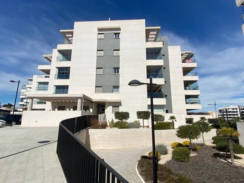 🏡 Ático Dúplex con Solárium, Piscina y Vistas al Mar en Villamartín – Orihuela Costa 🌊✨ 📍 Ubicación privilegiada: Situado en Villamartín, una de las zonas más exclusivas de Orihuela Costa, a solo 2,5 km de la playa, con fácil acceso a todos los servicios, campos de golf y zonas de ocio. ✨ Características de la vivienda: ✔️ 95 m² de superficie – Amplios espacios bien distribuidos. ✔️ 19 m² de terraza – Perfecta para disfrutar del aire libre. ✔️ 2 habitaciones – 1 doble y 1 sencilla, ideales para familias o invitados. ✔️ 2 baños completos – Modernos y funcionales. ✔️ Cocina equipada – Lista para su uso. ✔️ Propiedad lista para entrar a vivir – No necesita reformas. ✔️ Carpintería interior de madera y suelo de cristal y monocapa – Diseño elegante y moderno. ✔️ Orientación sureste – Luz natural durante todo el día. ✔️ Carpintería exterior de doble cristal – Mejor aislamiento térmico y acústico. 🔹 Extras y comodidades: ✅ Aire acondicionado central – Confort en todas las estaciones. ✅ Armarios empotrados – Más espacio y organización. ✅ Ascensor – Comodidad y accesibilidad. ✅ Piscina comunitaria y solárium – Para disfrutar del sol y el relax. ✅ Jacuzzi y gimnasio – Bienestar sin salir de casa. ✅ Barbacoa y terraza – Espacios exteriores ideales para reuniones. ✅ Balcón y vivienda en esquina – Mayor luminosidad y ventilación. ✅ Techos altos – Sensación de amplitud y elegancia. ✅ Vistas despejadas y al mar – Despiértate con paisajes espectaculares. ✅ Totalmente amueblado – ¡Listo para entrar a vivir! 🚀 Ubicación y entorno: 📍 Zona de paso, bien comunicada y cerca de todo. 🚌 Transporte público con paradas cercanas. 🌳 Rodeado de parques y zonas verdes. 🏥 Próximo a hospitales y centros médicos. 🏫 Cerca de colegios y centros comerciales. ⛳ A pocos minutos de campos de golf y la costa. 🛍️ Supermercados y tiendas en las inmediaciones. 👨‍👩‍👧 Zonas infantiles ideales para los más pequeños. 💰 Gastos de comunidad: solo 70 €/mes. ✨ Un ático dúplex con todo lo que necesitas para disfrutar de Orihuela Costa al máximo! 🌞🏡 📞 Contáctanos para más información o una visita. 📩