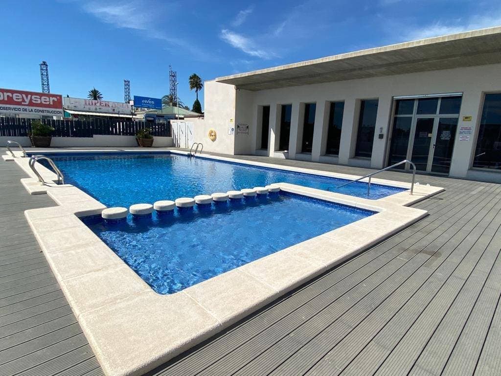 🏡 Duplex Penthouse with Solarium, Pool, and Sea Views in Villamartín – Orihuela Costa 🌊✨ 📍 Prime Location: Located in Villamartín, one of the most exclusive areas of Orihuela Costa, just 2.5 km from the beach, with easy access to all amenities, golf courses, and leisure areas. ✨ Home Features: ✔️ 95 m² of living space – Spacious, well-distributed spaces. ✔️ 19 m² of terrace – Perfect for enjoying the outdoors. ✔️ 2 bedrooms – 1 double and 1 single, ideal for families or guests. ✔️ 2 full bathrooms – Modern and functional. ✔️ Fully equipped kitchen – Ready for use. ✔️ Property ready to move into – No renovations required. ✔️ Interior woodwork and single-layer glass flooring – Elegant and modern design. ✔️ Southeast orientation – Natural light throughout the day. ✔️ Double-glazed exterior woodwork – Improved thermal and acoustic insulation. 🔹 Extras and amenities: ✅ Central air conditioning – Comfort in all seasons. ✅ Built-in wardrobes – More space and organization. ✅ Elevator – Convenience and accessibility. ✅ Community pool and solarium – Enjoy the sun and relax. ✅ Jacuzzi and gym – Wellness without leaving home. ✅ Barbecue and terrace – Ideal outdoor spaces for meetings. ✅ Balcony and corner unit – Greater light and ventilation. ✅ High ceilings – A feeling of spaciousness and elegance. ✅ Unobstructed views of the sea – Wake up to spectacular scenery. ✅ Fully furnished – Ready to move in! 🚀 Location and surroundings: 📍 A busy area, well connected and close to everything. 🚌 Public transportation with stops nearby. 🌳 Surrounded by parks and green areas. 🏥 Close to hospitals and medical centers. 🏫 Close to schools and shopping centers. ⛳ Just minutes from golf courses and the coast. 🛍️ Supermarkets and shops nearby. 👨‍👩‍👧 Playgrounds ideal for little ones. 💰 Community fees: only €70/month. ✨ A duplex penthouse with everything you need to enjoy the Orihuela Costa to the fullest! 🌞🏡 📞 Contact us for more information or a viewing. 📩