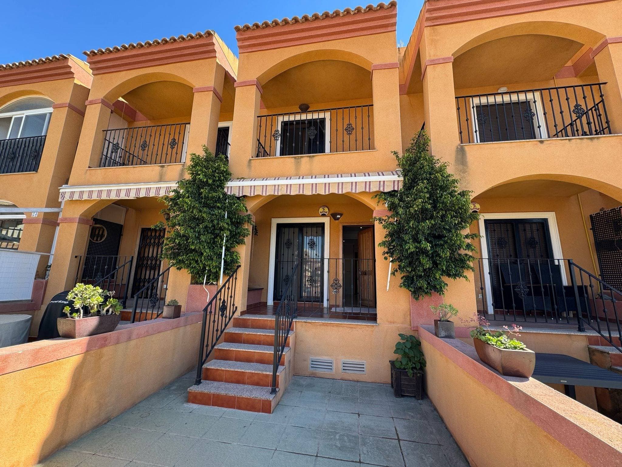 Descubre esta acogedora villa en la codiciada zona de Aguas Nuevas, en Torrevieja. Con una superficie de 92 m², esta vivienda combina confort y estilo, ofreciendo una habitación amplia y una sencilla, perfectas para toda la familia. Dispone de un baño completo y un aseo, brindando comodidad en el día a día. La propiedad está lista para entrar a vivir, con una cocina totalmente equipada y una distribución funcional que aprovecha al máximo cada espacio. La carpintería interior de madera aporta calidez, mientras que los suelos de gres y tarima flotante crean un ambiente elegante y acogedor. Su orientación noroeste garantiza luz natural durante gran parte del día. Equipamiento y extras Esta villa cuenta con una amplia gama de extras que elevan su confort: ✅ Climatización: Aire acondicionado central y chimenea para disfrutar de todas las estaciones del año. ✅ Seguridad: Puerta blindada y sistema de alarma. ✅ Comodidades: Armarios empotrados, despensa, lavandería y trastero. ✅ Zonas exteriores: Jardín, balcón, terraza, solárium y patio. ✅ Ocio y entretenimiento: Barbacoa, piscina comunitaria y zonas infantiles. ✅ Ubicación inmejorable: Cerca de autobuses, colegios, centros comerciales, hospitales, parques y la costa. Además, la vivienda se encuentra dentro de una urbanización tranquila y vallada, con vistas despejadas y un ambiente ideal para el descanso. Incluye garaje privado. 💰 Precio: 175.000 € Si buscas una casa con todas las comodidades, en una zona privilegiada y lista para disfrutar desde el primer día, ¡esta villa es para ti! 📞 Contáctanos para más información o para concertar una visita.