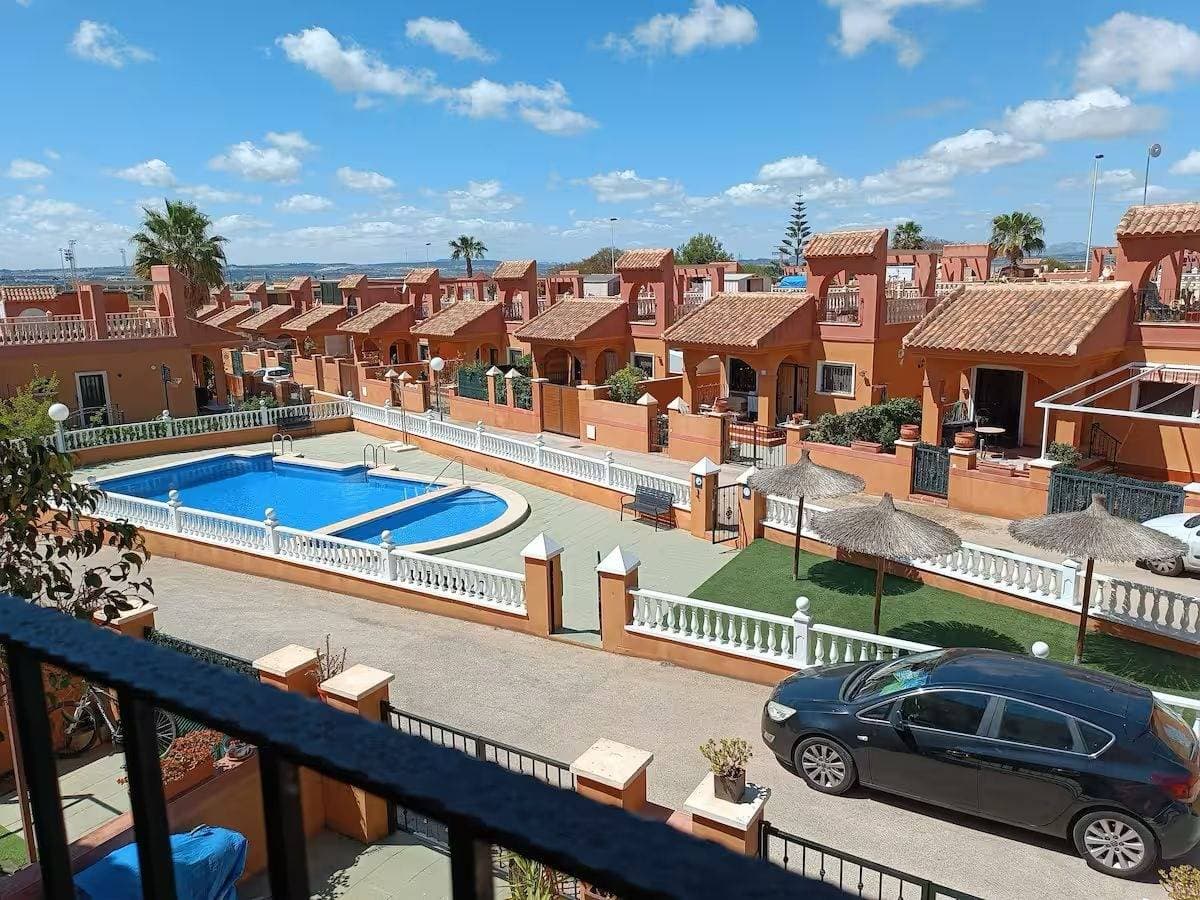 Descubre esta acogedora villa en la codiciada zona de Aguas Nuevas, en Torrevieja. Con una superficie de 92 m², esta vivienda combina confort y estilo, ofreciendo una habitación amplia y una sencilla, perfectas para toda la familia. Dispone de un baño completo y un aseo, brindando comodidad en el día a día. La propiedad está lista para entrar a vivir, con una cocina totalmente equipada y una distribución funcional que aprovecha al máximo cada espacio. La carpintería interior de madera aporta calidez, mientras que los suelos de gres y tarima flotante crean un ambiente elegante y acogedor. Su orientación noroeste garantiza luz natural durante gran parte del día. Equipamiento y extras Esta villa cuenta con una amplia gama de extras que elevan su confort: ✅ Climatización: Aire acondicionado central y chimenea para disfrutar de todas las estaciones del año. ✅ Seguridad: Puerta blindada y sistema de alarma. ✅ Comodidades: Armarios empotrados, despensa, lavandería y trastero. ✅ Zonas exteriores: Jardín, balcón, terraza, solárium y patio. ✅ Ocio y entretenimiento: Barbacoa, piscina comunitaria y zonas infantiles. ✅ Ubicación inmejorable: Cerca de autobuses, colegios, centros comerciales, hospitales, parques y la costa. Además, la vivienda se encuentra dentro de una urbanización tranquila y vallada, con vistas despejadas y un ambiente ideal para el descanso. Incluye garaje privado. 💰 Precio: 175.000 € Si buscas una casa con todas las comodidades, en una zona privilegiada y lista para disfrutar desde el primer día, ¡esta villa es para ti! 📞 Contáctanos para más información o para concertar una visita.
