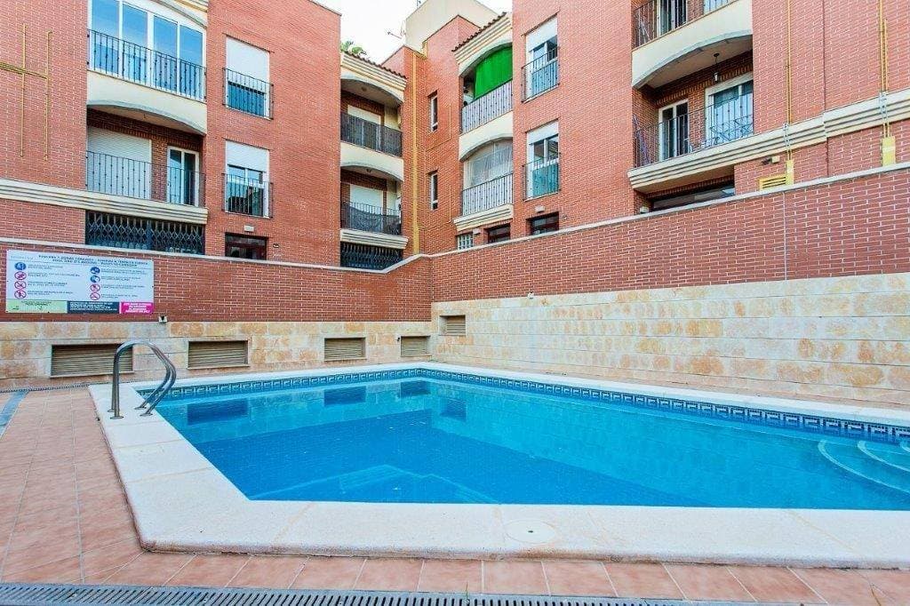 En San Pedro del Pinatar, en una ubicación privilegiada, se encuentra esta encantadora vivienda de 107 m². Un hogar ideal para disfrutar de la comodidad y la tranquilidad, con dos amplias habitaciones dobles y una habitación sencilla, además de dos baños completos. La propiedad ha sido reformada con materiales de calidad, ofreciendo un diseño moderno y funcional. La cocina equipada y la carpintería interior de madera aportan calidez, mientras que la orientación sureste garantiza una excelente iluminación natural. El suelo de gres y la carpintería exterior de climalit brindan confort y eficiencia energética. Entre sus numerosos extras destacan: ✔ Acceso PMR, ascensor y vivienda adaptada. ✔ Aire acondicionado, calefacción central y baño en suite. ✔ Armarios empotrados, trastero y despensa. ✔ Balcón, terraza, solárium y pérgola para disfrutar del exterior. ✔ Piscina comunitaria, jardín y zonas infantiles. ✔ Ojos de buey, techos altos y puerta blindada para mayor seguridad. ✔ Garaje y parking incluidos. ✔ Conexión por autobuses, cercanía a supermercados, colegios, centros comerciales, hospitales y parques. Ubicada en una zona céntrica y bien comunicada, esta vivienda combina tranquilidad, comodidad y todos los servicios a tu alcance. ¡No dejes pasar esta oportunidad! 📌 Gastos de comunidad: 78 €/mes.