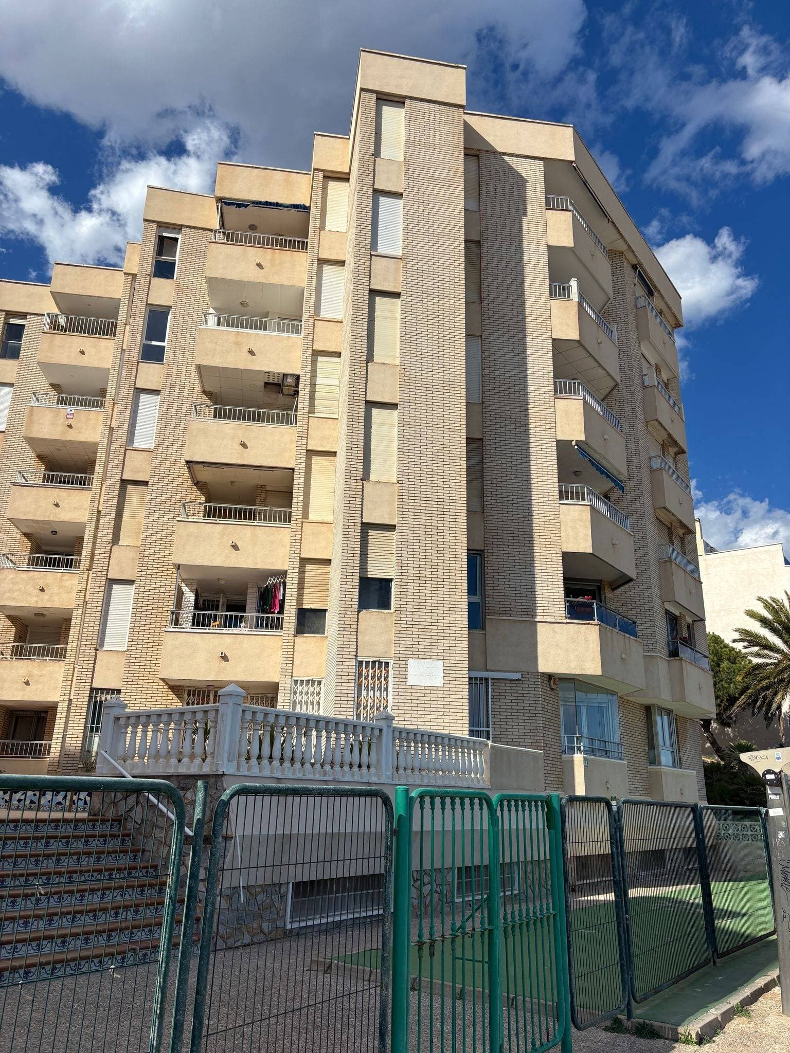 Ubicado en el corazón de Torrevieja, a solo 10 metros de la playa, este maravilloso apartamento de 110 m² ofrece una vida cómoda y tranquila. Con 3 amplias habitaciones dobles y 2 baños, la propiedad está lista para entrar a vivir, con una cocina completamente equipada y una orientación sureste que garantiza abundante luz natural. Características y Extras: Aire acondicionado, armarios empotrados y ascensor Balcón y terraza con vistas despejadas y al mar Zona de paso, ideal para disfrutar de la vibrante vida costera A pocos pasos de autobuses, parques, centros comerciales, supermercados, colegios y centros médicos Parking incluido y zona de juegos infantiles en la urbanización El apartamento se encuentra en una ubicación inmejorable, con todos los servicios a tu alcance, ideal para aquellos que buscan vivir junto al mar y disfrutar de la comodidad y calidad de vida que ofrece Torrevieja. Precio de venta: 280.000 € No pierdas la oportunidad de vivir en una de las zonas más cotizadas de Torrevieja, ¡contáctanos para más detalles!