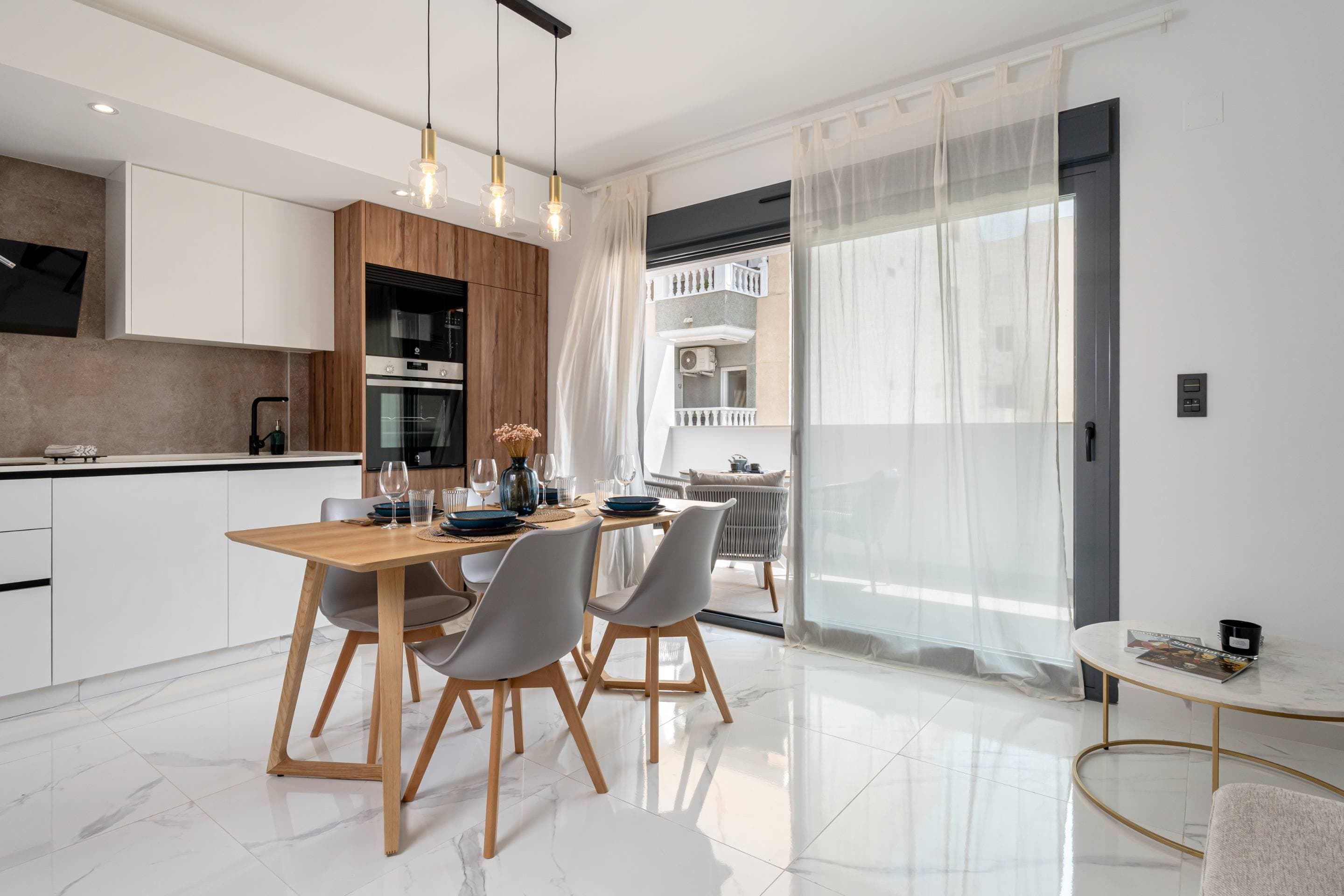Moderno apartamento en el corazón de Torrevieja – Ideal para vivir o invertir Te presentamos este fantástico apartamento de 81 m² ubicado en pleno centro de Torrevieja, una zona con todos los servicios a tu alcance. La vivienda cuenta con una habitación doble y dos individuales, dos baños completos, y está en perfecto estado, como nuevo. La propiedad destaca por sus excelentes calidades, como el suelo de mármol, carpintería exterior en aluminio lacado, y una cómoda cocina totalmente equipada. Su orientación este-oeste garantiza luz natural durante todo el día. Características principales: Superficie: 92 m² 1 dormitorio doble + 2 dormitorios individuales 2 baños Cocina equipada Suelo de mármol Orientación este-oeste Extras: ✅ Ascensor ✅ Balcón ✅ Bomba de frío/calor ✅ Armarios empotrados ✅ Muebles incluidos ✅ Patio interior ✅ Puerta blindada y vídeo portero ✅ Terraza + terraza acristalada ✅ Solárium ✅ Techos altos ✅ TV ✅ Luz y agua ✅ Gas ciudad ✅ Comunidad con puertas automáticas ✅ Comunidad de vecinos con colaboradores internacionales Entorno: Ubicado en una zona céntrica y bien comunicada, rodeada de servicios como: Paradas de autobús Supermercados Colegios Centros médicos Centros comerciales Zonas verdes y parques infantiles Campos de golf Hospitales A pocos minutos de la costa 💰 Gastos de comunidad: 68 €/mes