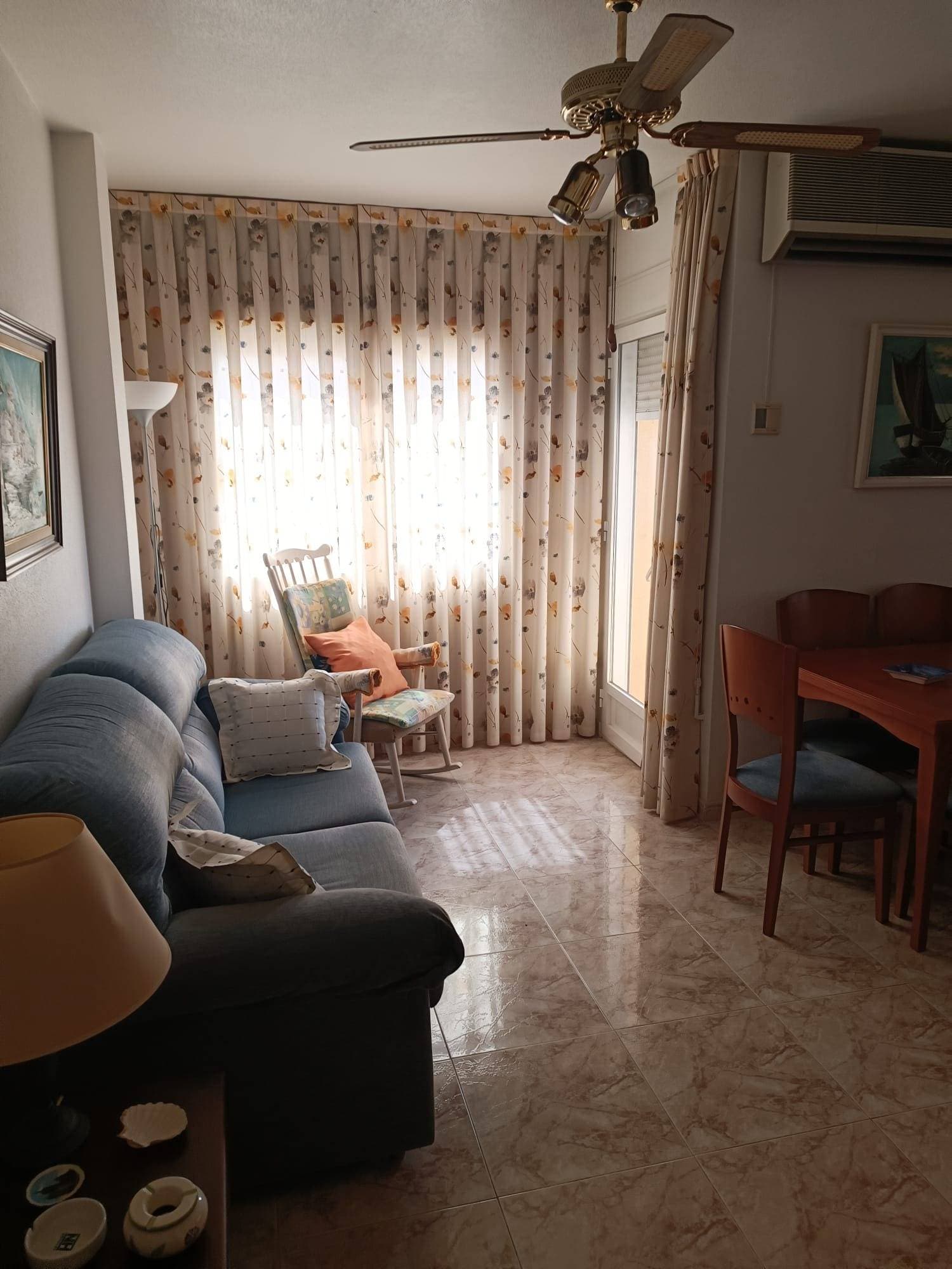 Te presentamos este encantador piso ubicado en pleno centro de Santiago de la Ribera, a escasos pasos del Mar Menor. Con una superficie de 90 m², esta luminosa vivienda está lista para entrar a vivir y ofrece todo lo necesario para disfrutar del estilo de vida mediterráneo. Cuenta con 2 habitaciones dobles, un baño completo, una cocina totalmente equipada y una cómoda distribución que aprovecha al máximo cada rincón. La carpintería interior es de madera, los suelos de gres, y las ventanas de PVC aseguran un buen aislamiento y confort. Entre sus numerosos extras destacan: aire acondicionado, armarios empotrados, puerta blindada, techos altos, muebles incluidos, terraza y balcón con vistas despejadas. Además, el edificio dispone de ascensor y se encuentra en una zona muy bien comunicada, con acceso cercano a autobuses, supermercados, colegios, hospitales, zonas verdes, y todos los servicios. Ideal tanto como residencia habitual, segunda vivienda o inversión, su excelente ubicación te permite disfrutar de la playa, el paseo marítimo y todos los encantos de la costa murciana sin necesidad de coche. ¡No dejes pasar esta oportunidad única de vivir junto al mar!