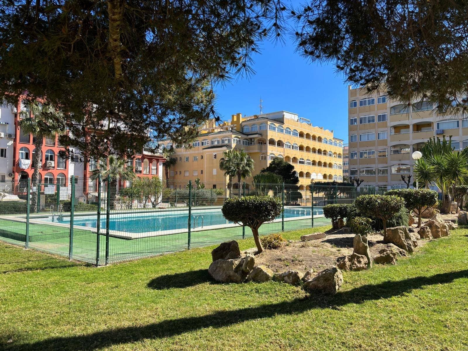 Apartamento en Torrevieja a solo 1.000 metros de la playa Te presentamos este encantador apartamento ubicado en una de las mejores zonas de Torrevieja, a tan solo un kilómetro del mar. La vivienda se encuentra en buen estado y ofrece una cómoda distribución:  2 Habitaciones 2 baños completos Cocina totalmente equipada Orientación suroeste, ideal para disfrutar de una excelente luminosidad durante todo el día Suelo de gres Extras y comodidades: ✔ Aire acondicionado ✔ Ascensor ✔ Piscina comunitaria ✔ Jardín ✔ Terraza ✔ Muebles incluidos ✔ Televisión ✔ Techos altos ✔ Agua y luz Entorno y servicios cercanos: Paradas de autobús Zonas ajardinadas y parques Centros comerciales y supermercados Hospitales y centros médicos Colegios Campos de golf Vistas al mar y despejadas Zonas infantiles Una oportunidad perfecta para disfrutar de la costa mediterránea, tanto como vivienda habitual, casa de vacaciones o inversión. ¡No dejes pasar esta oportunidad!