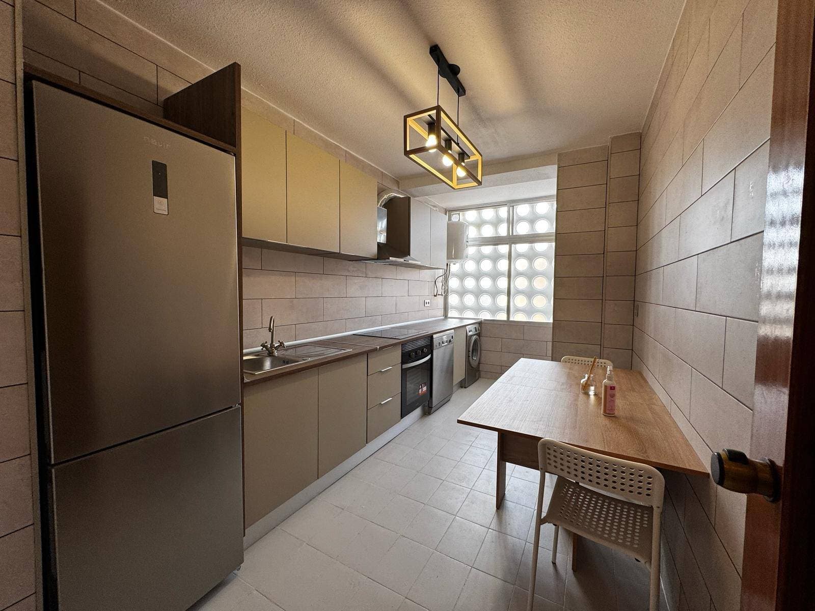 Encantador piso reformado en Santiago de la Ribera, zona San Blas, a tan solo 400 metros de la playa. Esta luminosa vivienda de 85 m² ofrece una excelente distribución con 3 amplios dormitorios y 2 baños completos, ideal para disfrutar en familia o como segunda residencia. La propiedad ha sido completamente reformada y cuenta con una cocina equipada, carpintería interior de madera, suelos de baldosa y carpintería exterior de PVC con climalit, todo orientado al suroeste para aprovechar al máximo la luz natural. Entre sus numerosos extras destacan el aire acondicionado, armarios empotrados, techos altos, balcón, y acceso a un jardín comunitario. Se vende amueblado, listo para entrar a vivir. Ubicada en una zona céntrica y bien comunicada, rodeada de todo tipo de servicios como autobuses, supermercados, centros médicos, hospitales, colegios, universidad, centros comerciales y zonas infantiles. Disfruta también de agradables vistas al mar y despejadas, en una urbanización tranquila y con encanto, perfecta para vivir todo el año o disfrutar de unas vacaciones inolvidables en la costa murciana. Precio de venta: 137.900 €