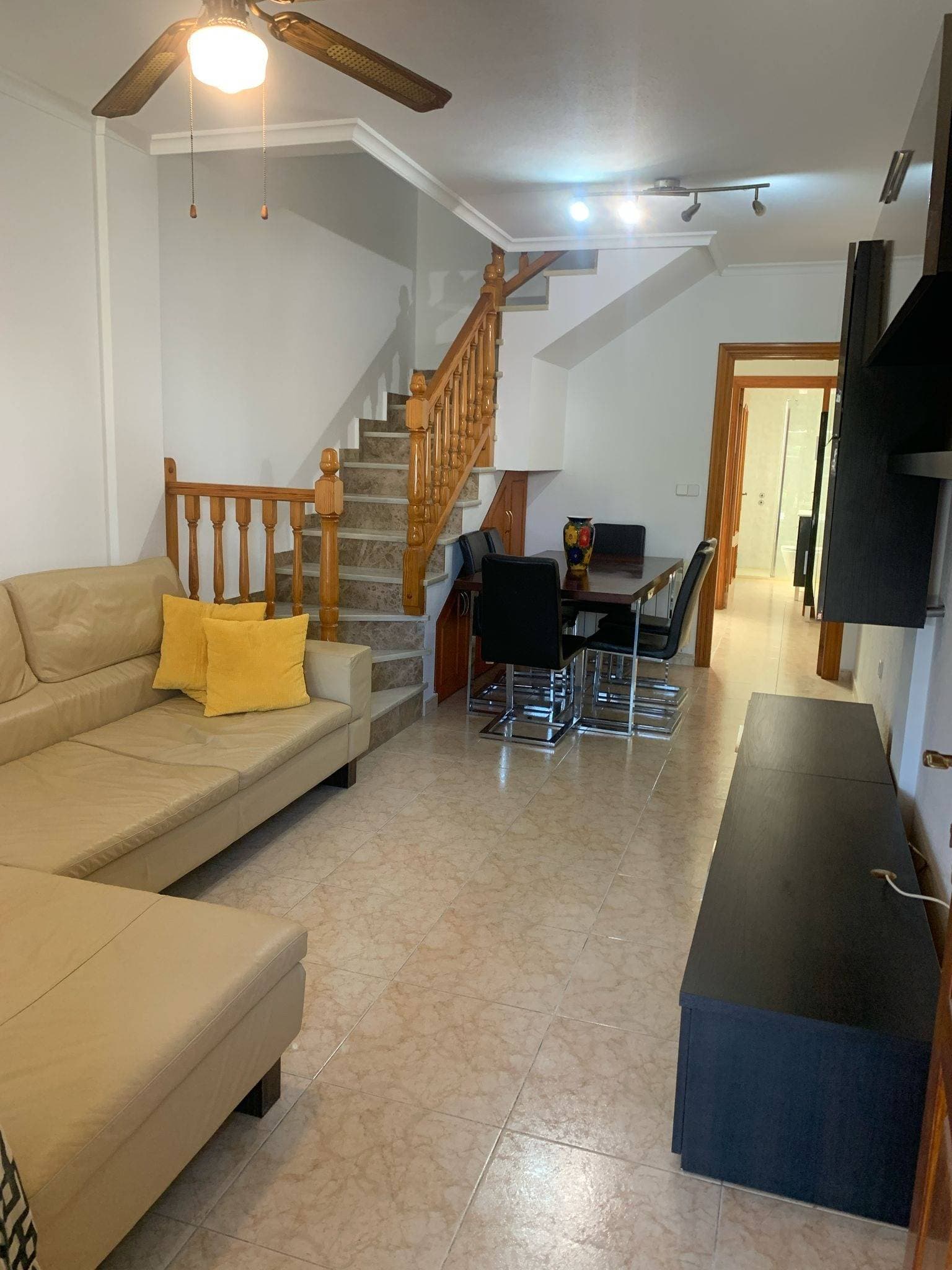 Te presentamos este encantador dúplex en una de las zonas más deseadas del litoral murciano, a tan solo 900 metros del mar. Con una superficie construida de 70 m², esta vivienda combina confort, funcionalidad y una excelente ubicación, ideal tanto para vivir todo el año como para disfrutar de tus vacaciones. La casa cuenta con dos amplias habitaciones dobles, una de ellas con baño en suite, y dos baños completos, diseñados con materiales de calidad. Su cocina está totalmente equipada y se integra perfectamente en un espacio acogedor, luminoso y listo para entrar a vivir. Entre sus características destacan: Orientación sureste, perfecta para disfrutar de luz natural durante todo el día. Suelos de gres y parquet que aportan calidez y estilo. Carpintería exterior de PVC/Climalit y carpintería interior de madera. Armarios empotrados, puerta blindada, techos altos, ojos de buey y balcón privado. Además, incluye mobiliario, calefacción, luz y agua, terraza privada, jardín y un trastero para mayor comodidad. La vivienda se encuentra dentro de una bonita urbanización con piscina comunitaria y zonas comunes ideales para familias. Ubicación inmejorable, con todos los servicios a tu alcance: colegios, centros médicos, hospitales, universidades, supermercados, zonas verdes, parques infantiles y centros comerciales. Fácil acceso al transporte público, en una zona de paso tranquila y muy bien comunicada. Todo ello en un entorno privilegiado junto al mar, con vistas despejadas y una gran calidad de vida. ¡No dejes pasar esta oportunidad! Ven a conocer tu próximo hogar en Santiago de la Ribera.