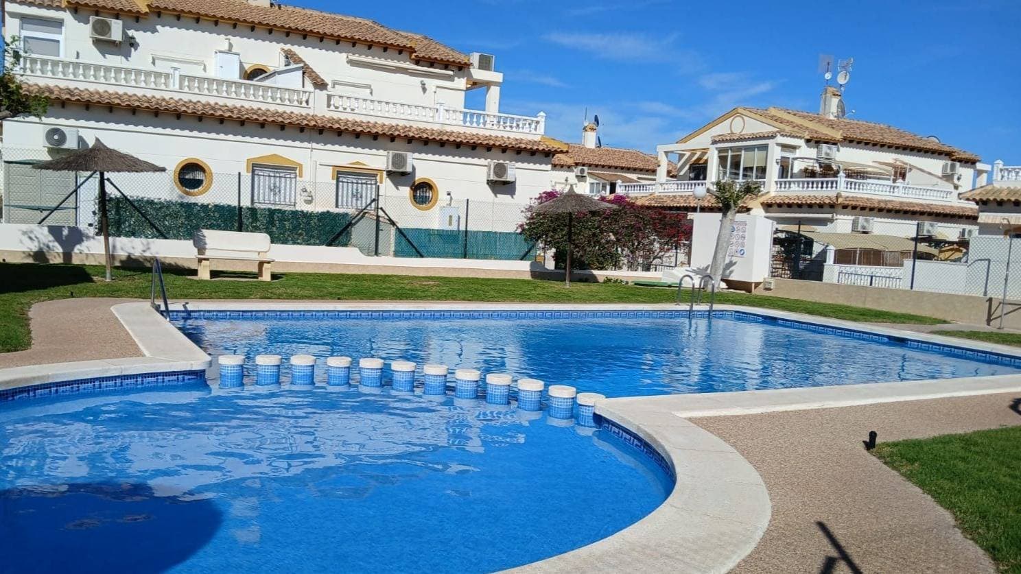 Just 150 meters from the sea, this charming duplex house awaits you, a home designed to enjoy the sun, the sea breeze, and the tranquility of the Costa Blanca. With 108 m² built on a 136 m² plot, this home combines comfort, style, and functionality. It has 3 double bedrooms, 2 full bathrooms, a fully equipped kitchen, and a cozy layout that invites you to rest and enjoy. Its southeast orientation fills every corner with natural light, while details such as the high ceilings, white lacquered carpentry, and stoneware floors provide elegance and freshness. 🌿 Enjoy your best moments at home: Private garden Terrace with sea views Patio with pergola Private pool Air conditioning and central heating Built-in wardrobes Sold furnished, ready to move in 🛍️ Privileged environment: A few steps from supermarkets, schools, medical centers, green areas, golf courses, and all services. Well connected and surrounded by nature. 📌 Community fees: only €200/year. A jewel by the sea that has it all: location, comfort, style, and quality of life. Come and discover your new home. 🌊✨ Duplex in